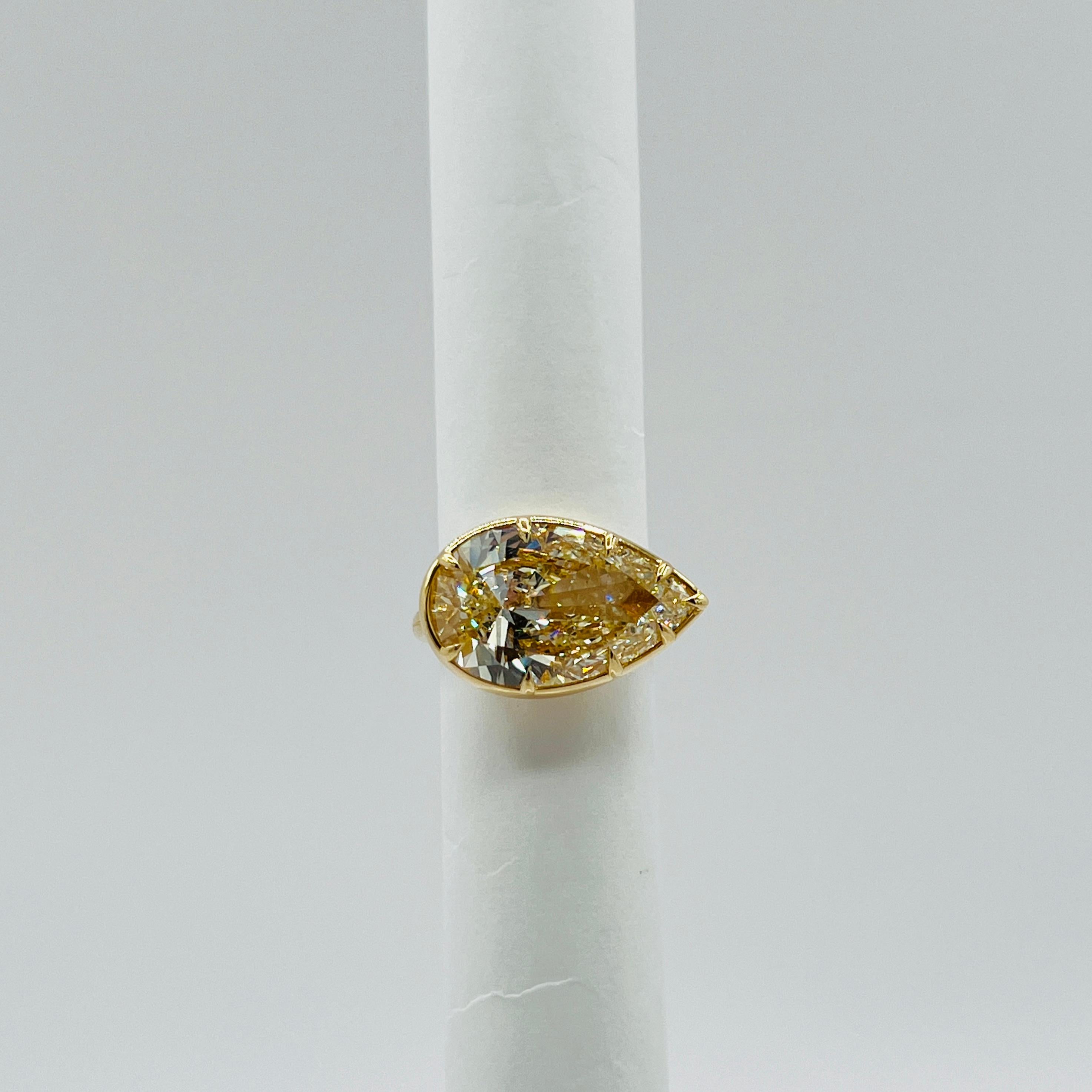 9,50 Karat birnenförmiger Ost-West-Diamantring mit Lünette aus 18 Karat Gelbgold (Tropfenschliff) im Angebot