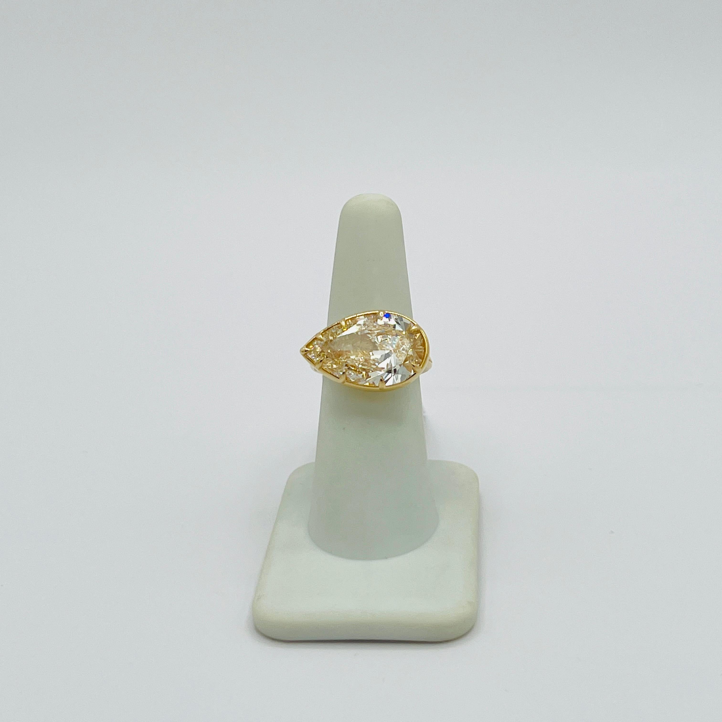9,50 Karat birnenförmiger Ost-West-Diamantring mit Lünette aus 18 Karat Gelbgold im Zustand „Neu“ im Angebot in Los Angeles, CA