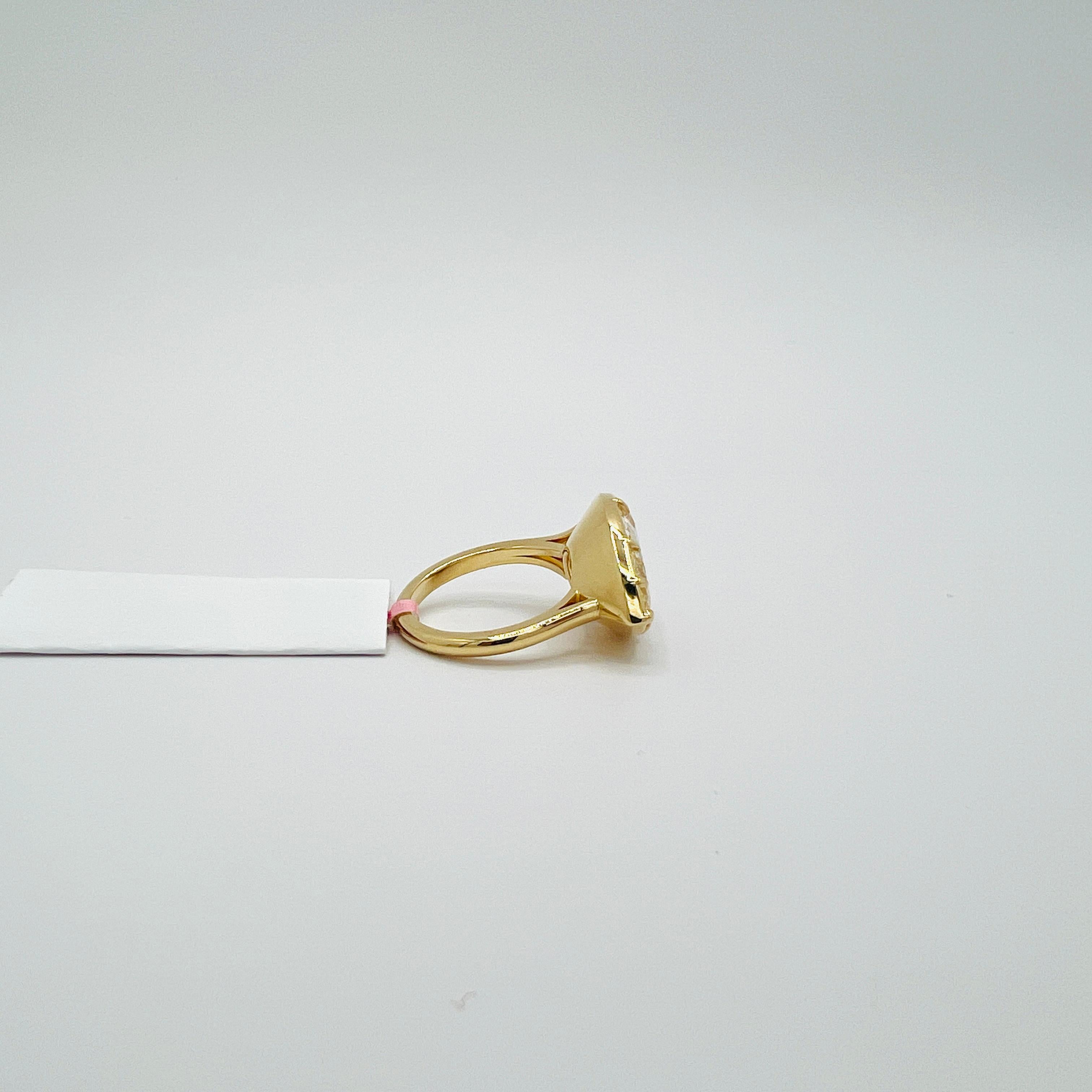 9,50 Karat birnenförmiger Ost-West-Diamantring mit Lünette aus 18 Karat Gelbgold für Damen oder Herren im Angebot