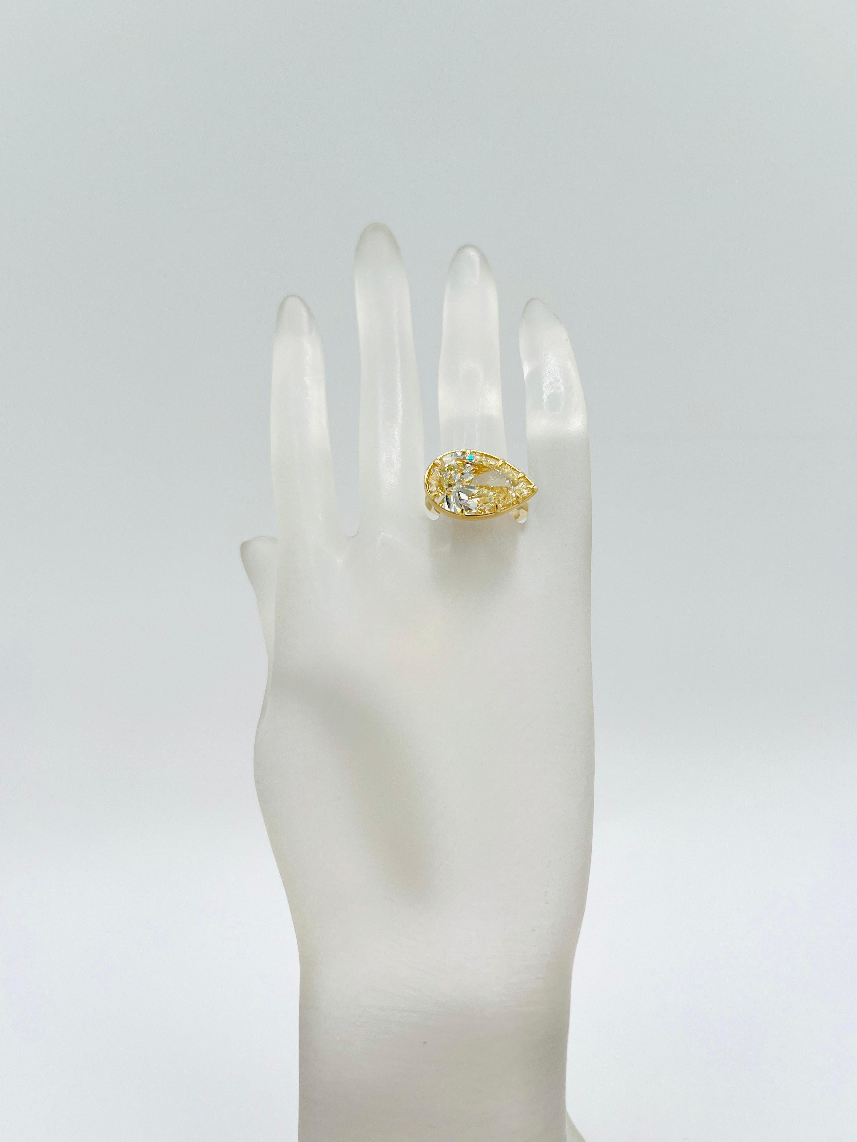 9,50 Karat birnenförmiger Ost-West-Diamantring mit Lünette aus 18 Karat Gelbgold im Angebot 2