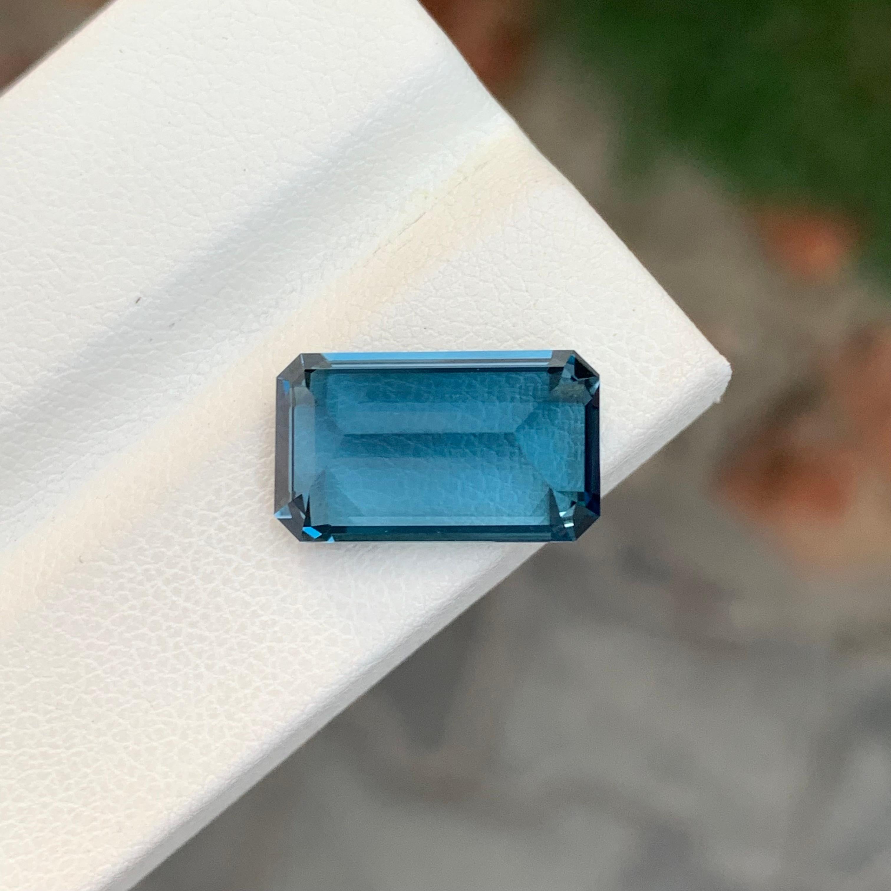 9,50 Karat Hübscher loser Londoner Blautopas in Smaragdform Edelstein im Angebot 4