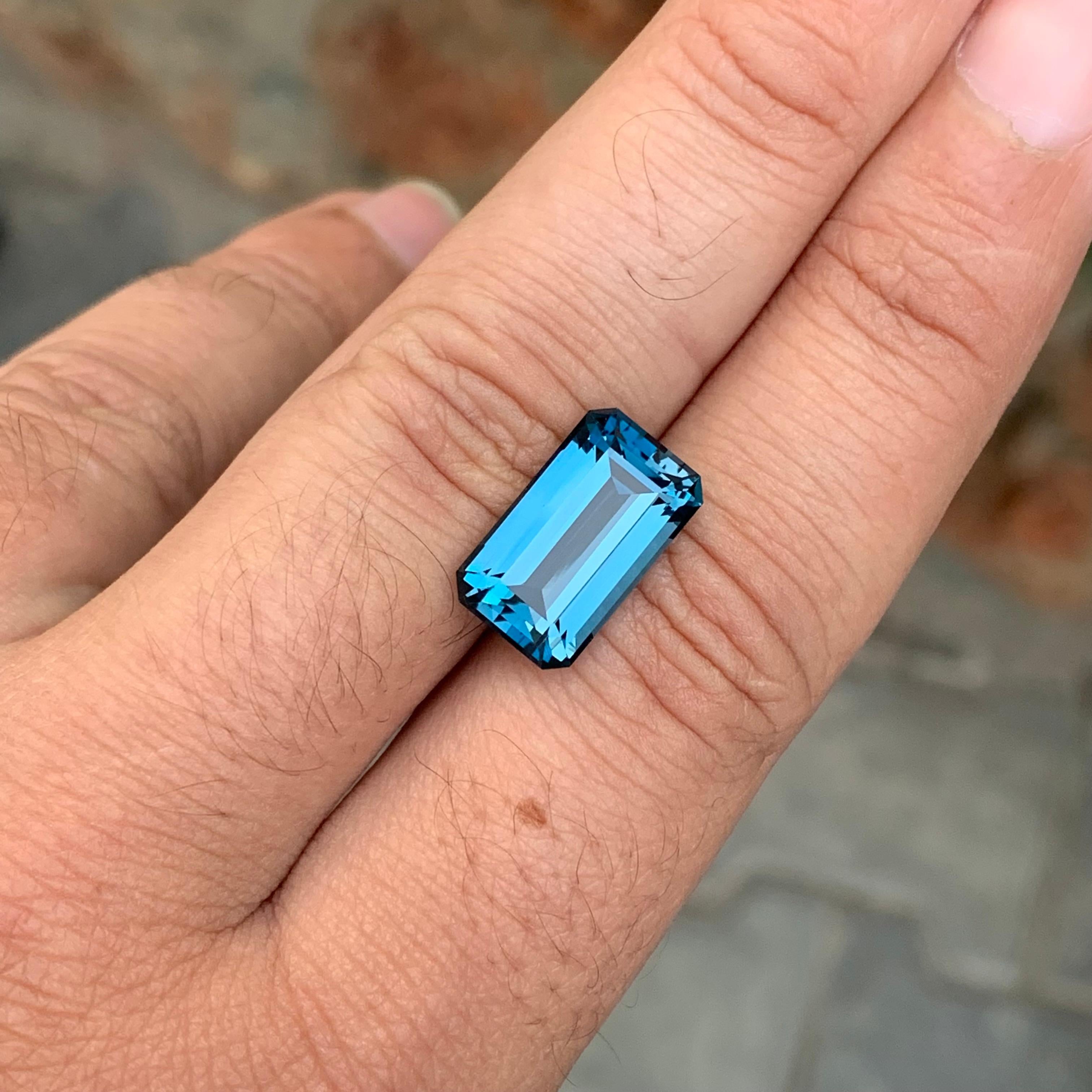 9,50 Karat Hübscher loser Londoner Blautopas in Smaragdform Edelstein im Angebot 5