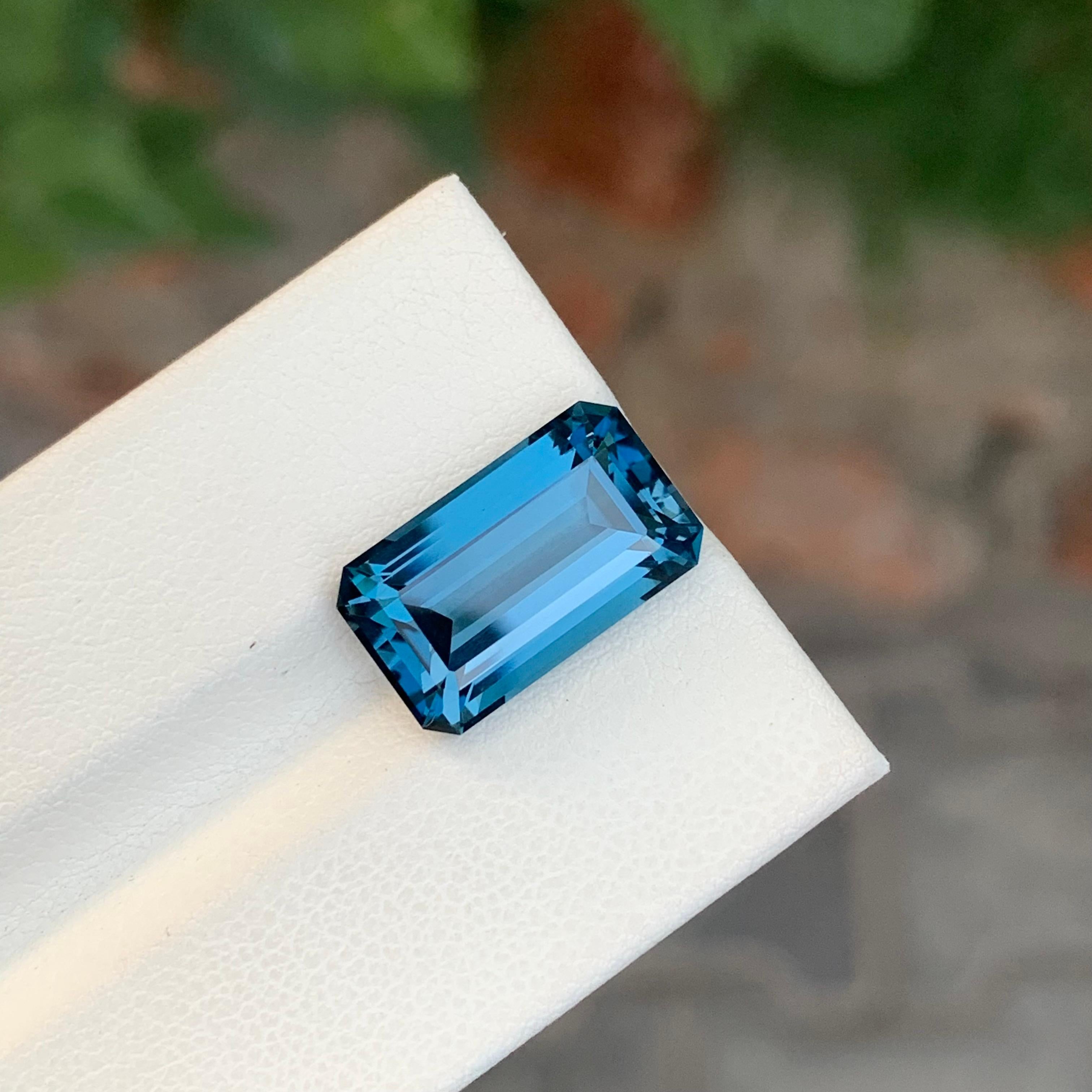 Loser Londoner Blautopas

Gewicht: 9,50 Karat
Abmessungen: 15,3 x 9 x 6,5 mm
Herkunft: Brasilien
Die Form: Smaragd 
Farbe: Tiefblau
Zertifikat: Auf Kundenwunsch

Der Londoner Blautopas ist eine faszinierende Topasvarietät, die für ihre tiefe und