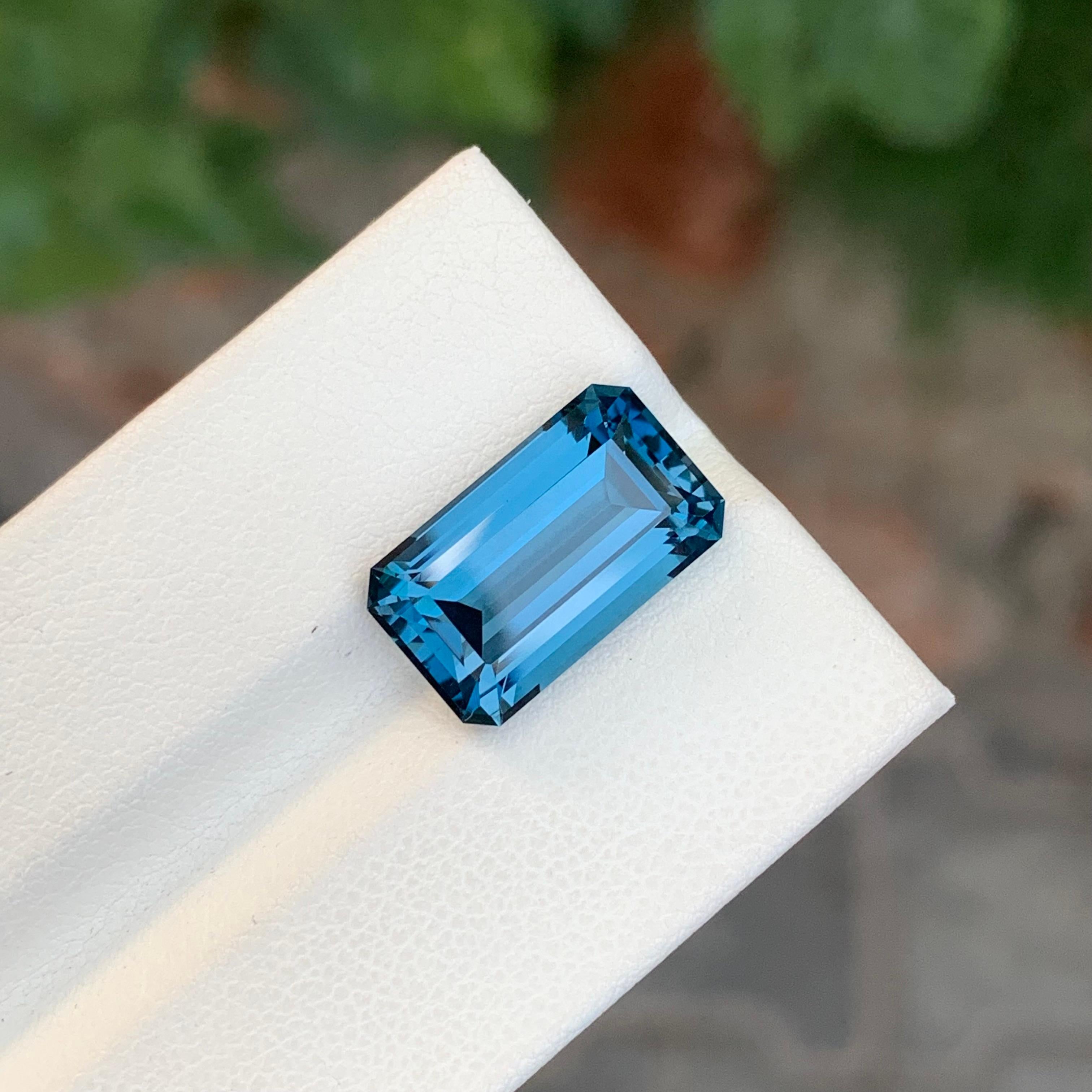 9,50 Karat Hübscher loser Londoner Blautopas in Smaragdform Edelstein (Arts and Crafts) im Angebot