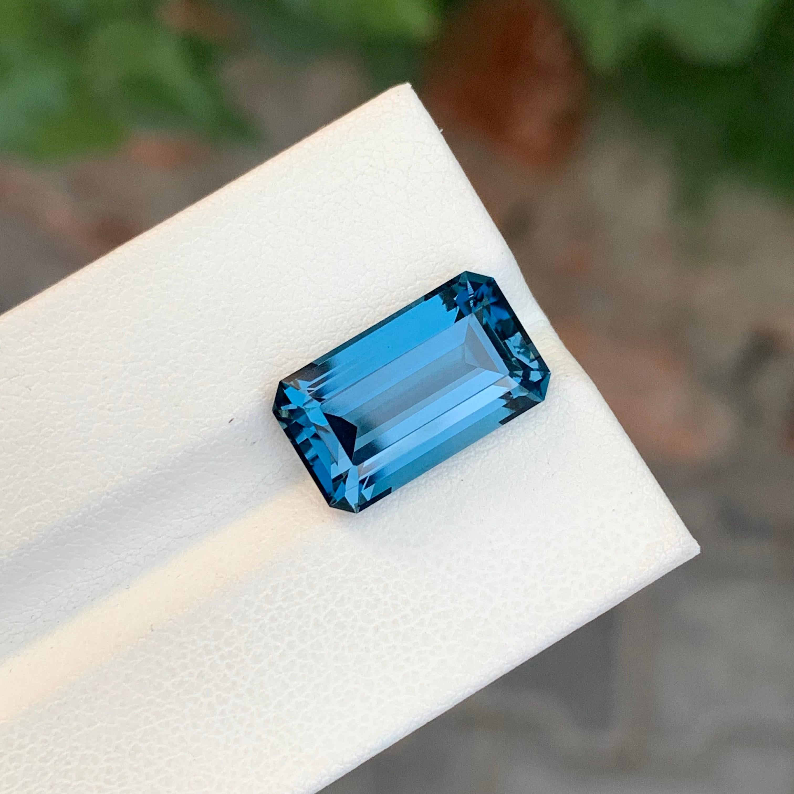 9,50 Karat Hübscher loser Londoner Blautopas in Smaragdform Edelstein (Smaragdschliff) im Angebot