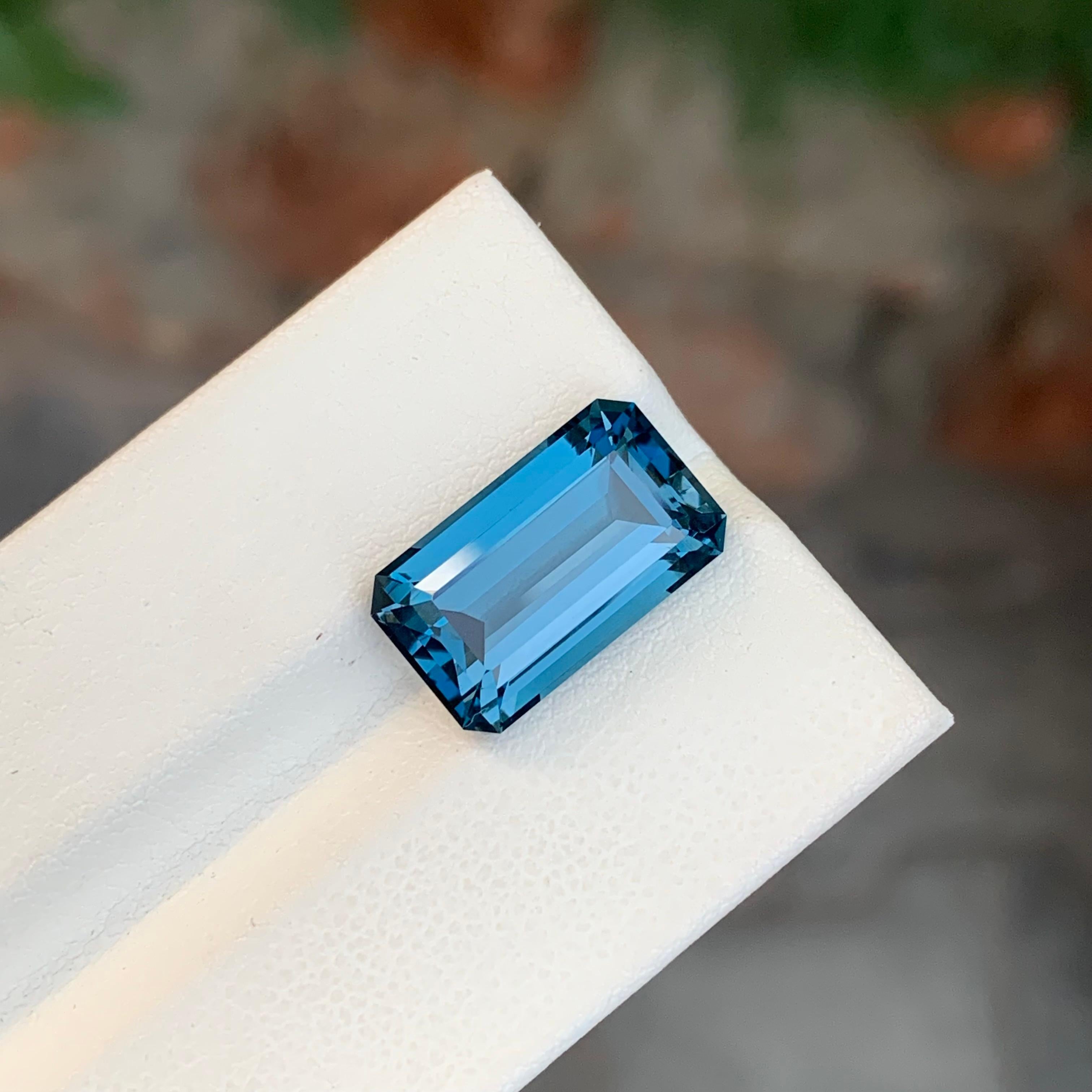 9,50 Karat Hübscher loser Londoner Blautopas in Smaragdform Edelstein im Zustand „Neu“ im Angebot in Peshawar, PK
