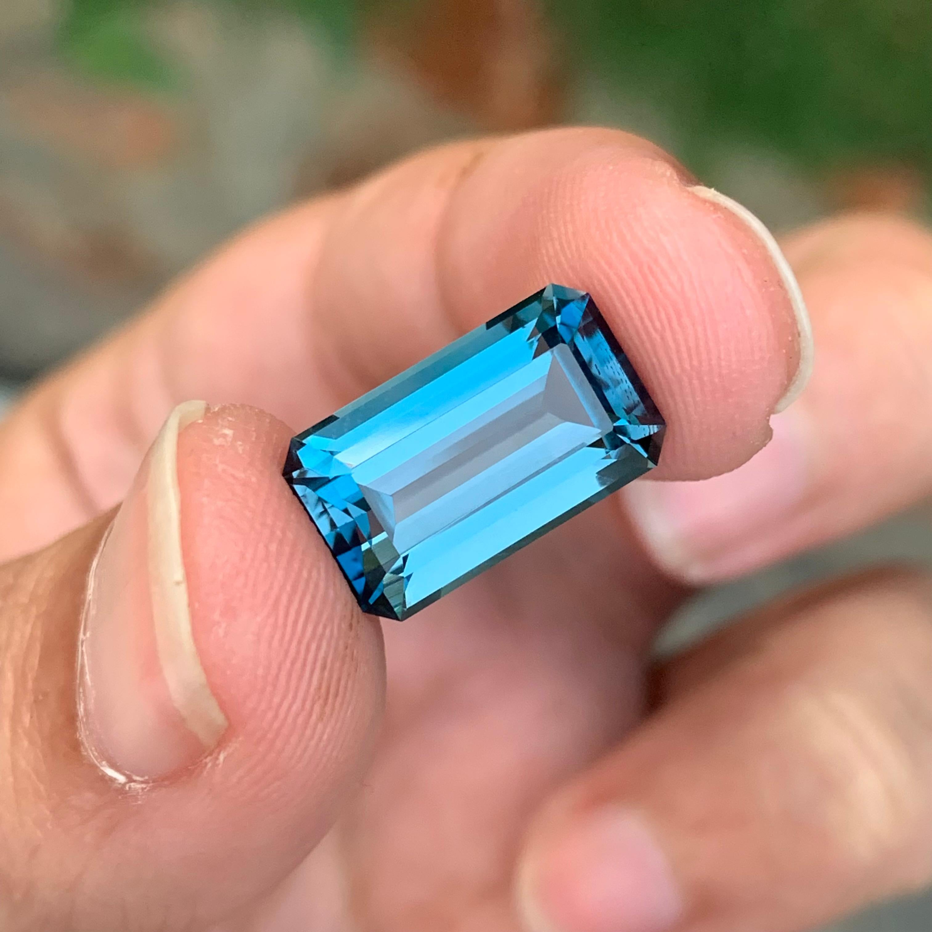 9,50 Karat Hübscher loser Londoner Blautopas in Smaragdform Edelstein im Angebot 1