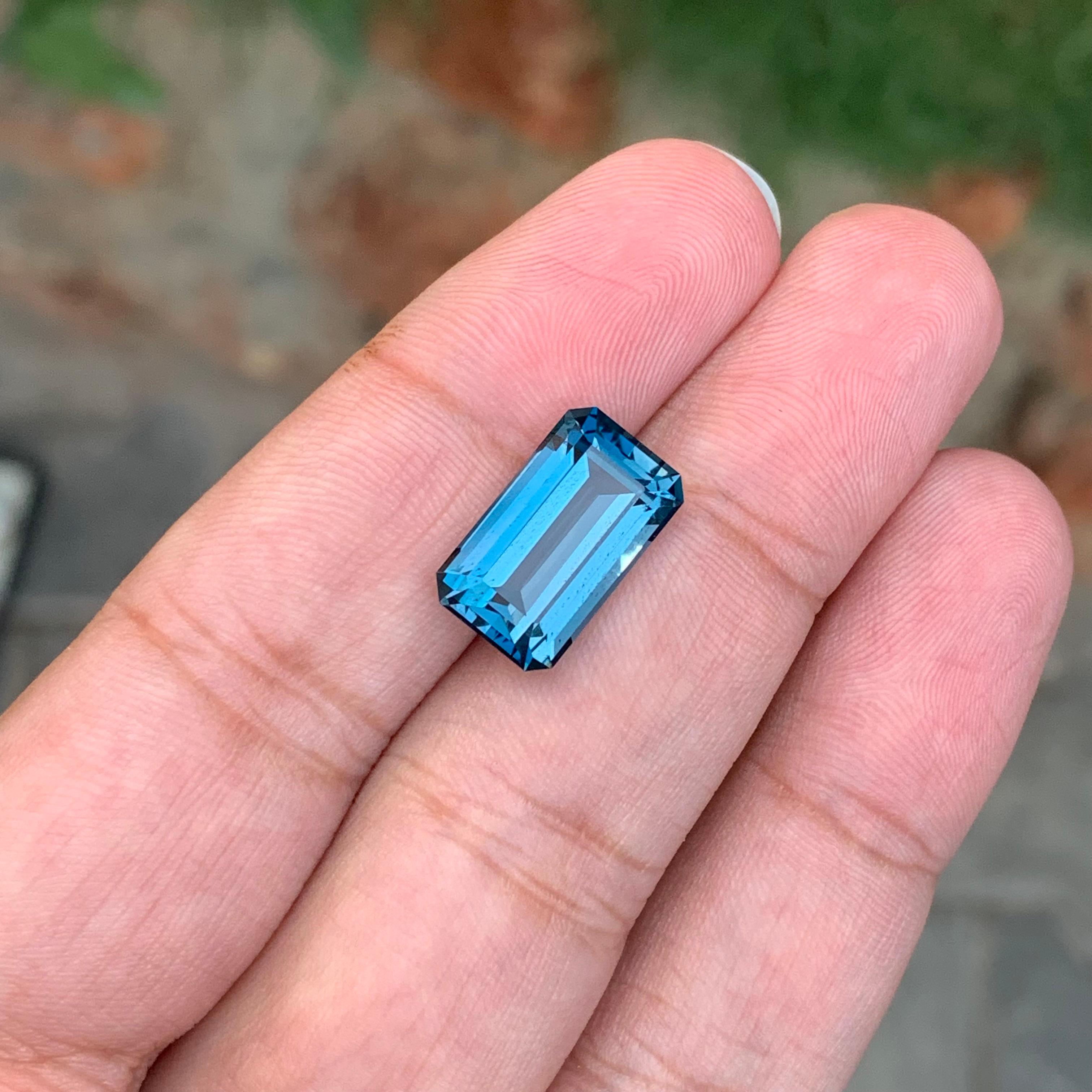 9,50 Karat Hübscher loser Londoner Blautopas in Smaragdform Edelstein im Angebot 2