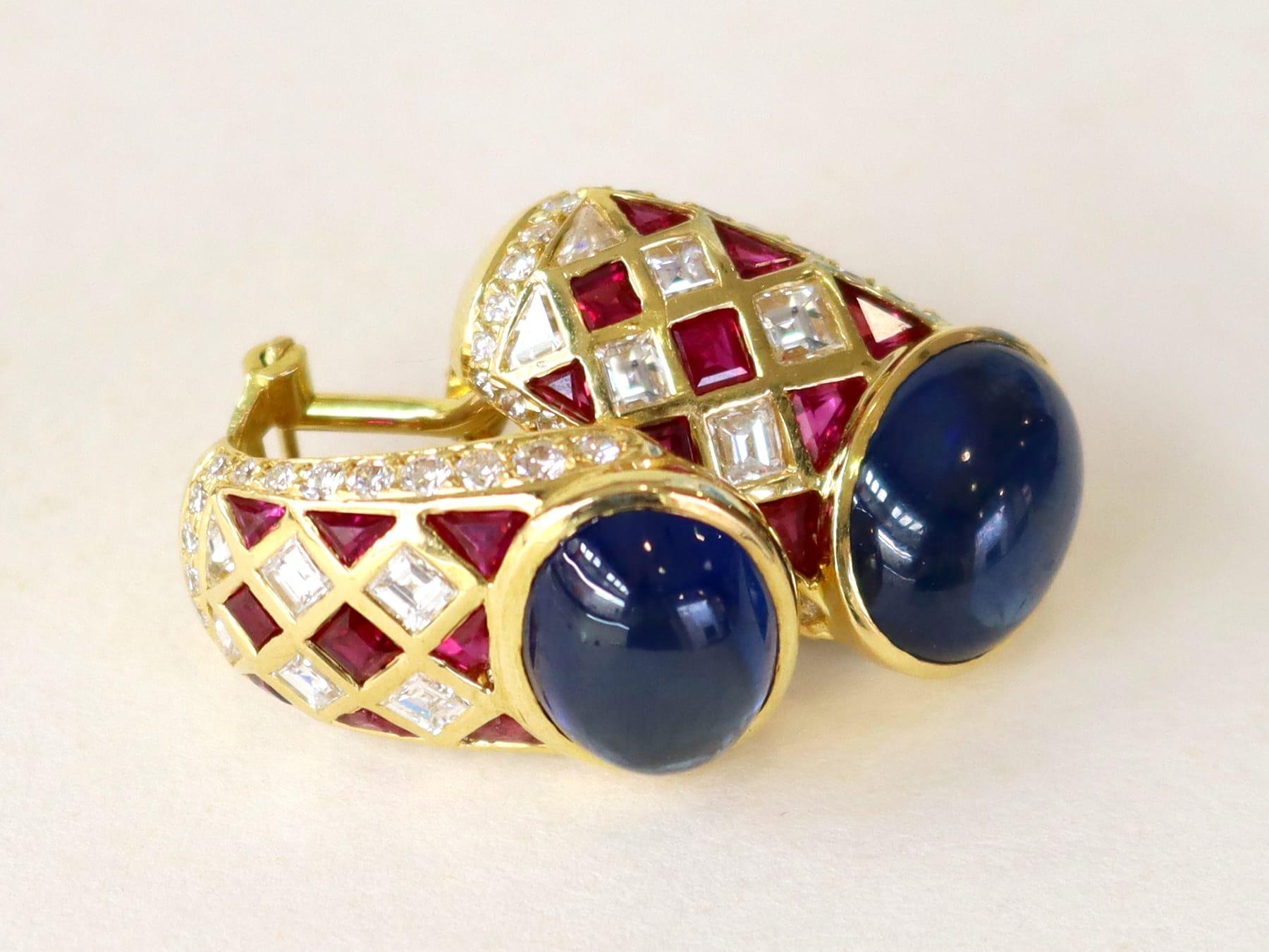 Une superbe paire de boucles d'oreilles vintage en or jaune 18 carats, composée de saphirs de 9,50 carats, de rubis de 0,72 carat et de diamants de 1,00 carat. Ces boucles font partie de notre collection variée de bijoux vintage en pierres