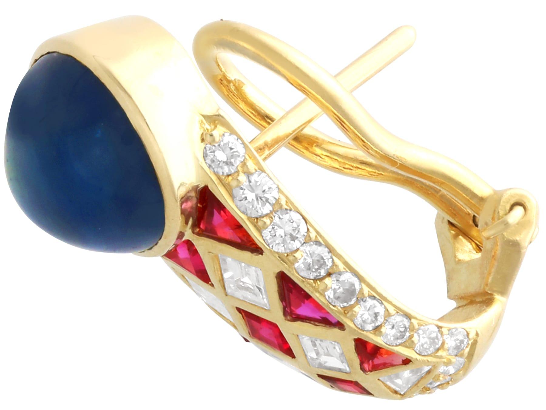 Boucles d'oreilles en or jaune 18 carats avec saphir de 9,50 carats, rubis de 0,72 carat et diamants de 1,00 carat Unisexe en vente