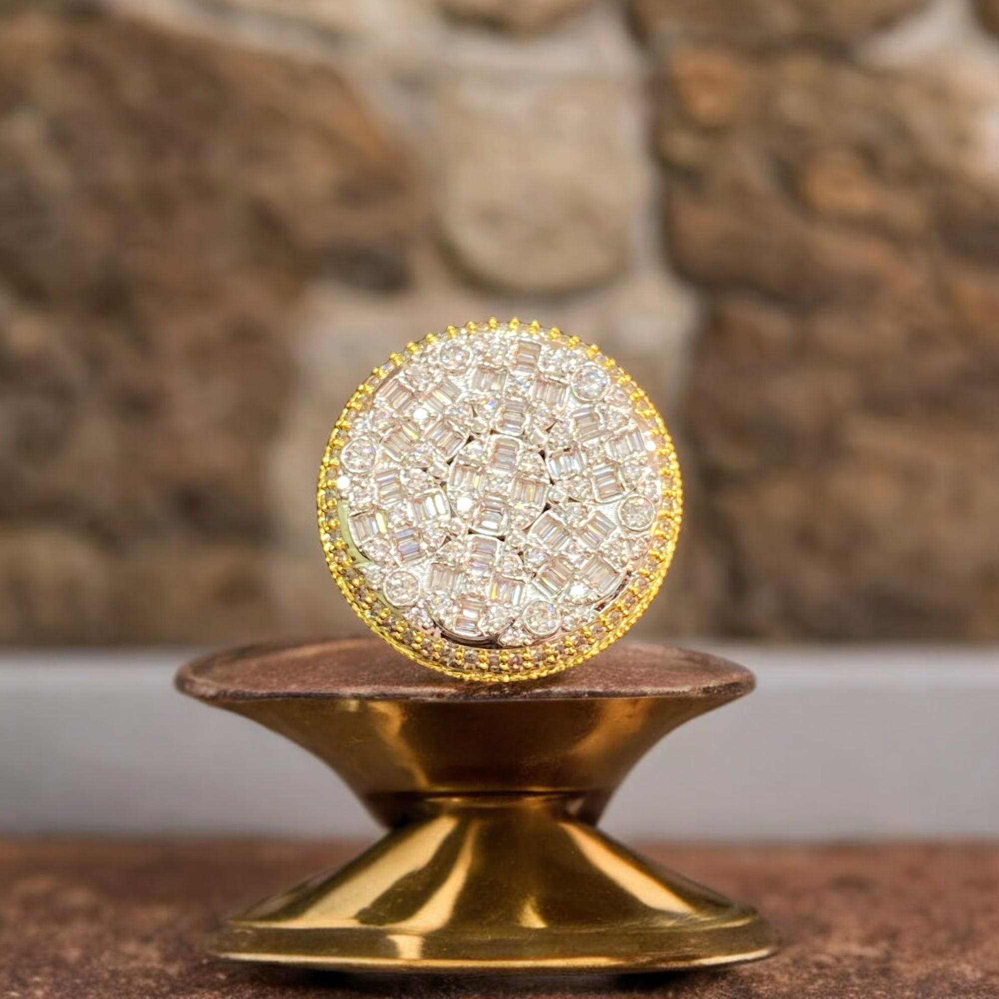 Toutes les bonnes choses sont faites de diamants étincelants et d'or. Réclamez pour vous-même cette bague masculine Iced Out Large de 9,50 carats de diamants ronds et baguettes en or 14 carats !

Spécifications : 
Couleur du diamant : blanc
Poids du