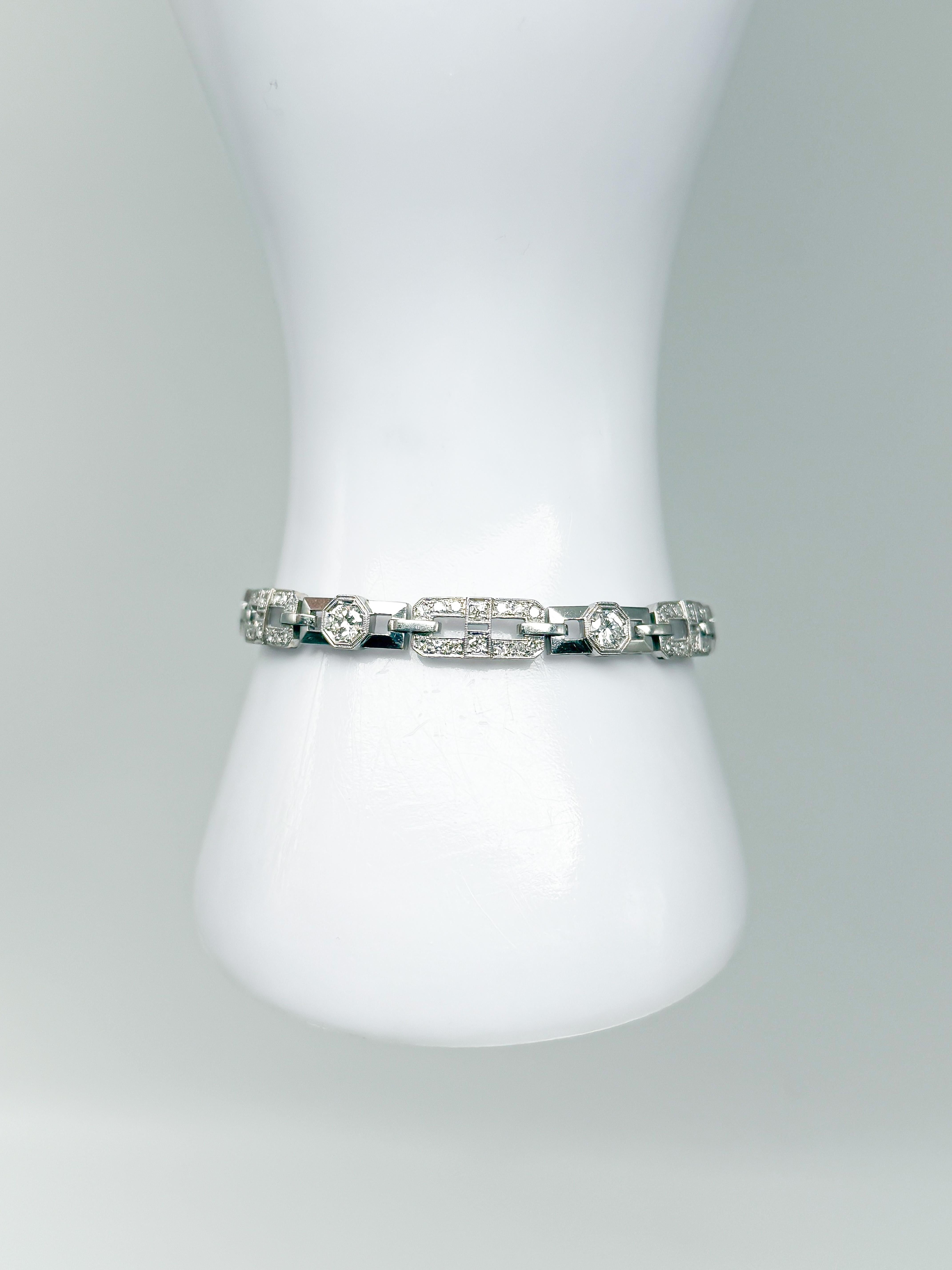 Este excepcional brazalete Art Déco del periodo comprendido entre 1915 y 1935 encarna la máxima elegancia y la sofisticación atemporal de una época conocida por sus líneas limpias, formas geométricas y estilo lujoso. Fabricada en platino 950, esta