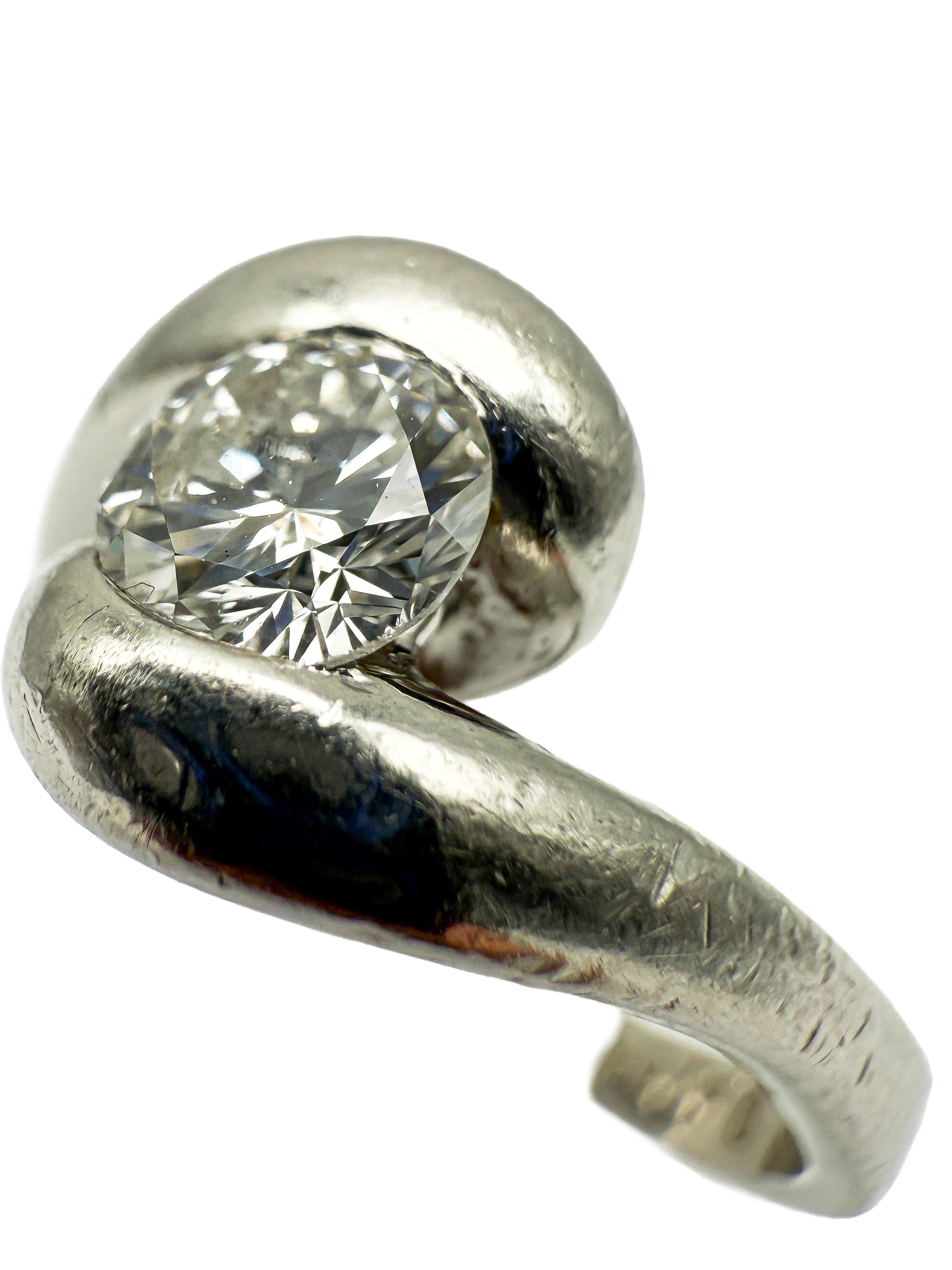 Questo anello in platino di alta qualità (purezza 950) combina un'eleganza senza tempo con una raffinata maestria artigianale. Al centro si trova uno scintillante diamante a taglio brillante naturale del peso di 0,5 carati, saldamente incastonato in