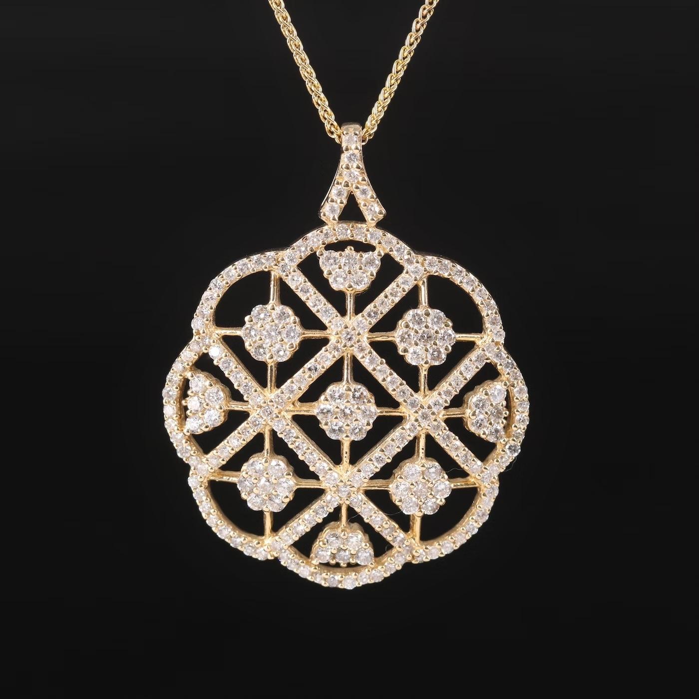 Designer EFFY necklace, fully hallmarked

Rare Limited Edition Diamond necklace 

NEW with tags, Tag price $9500

14K solid Yellow gold , stamped 14K

2.2 CWT diamonds, VS/G, Top Quality

Heavy and well made

The pendant is 1.5 inch in drop