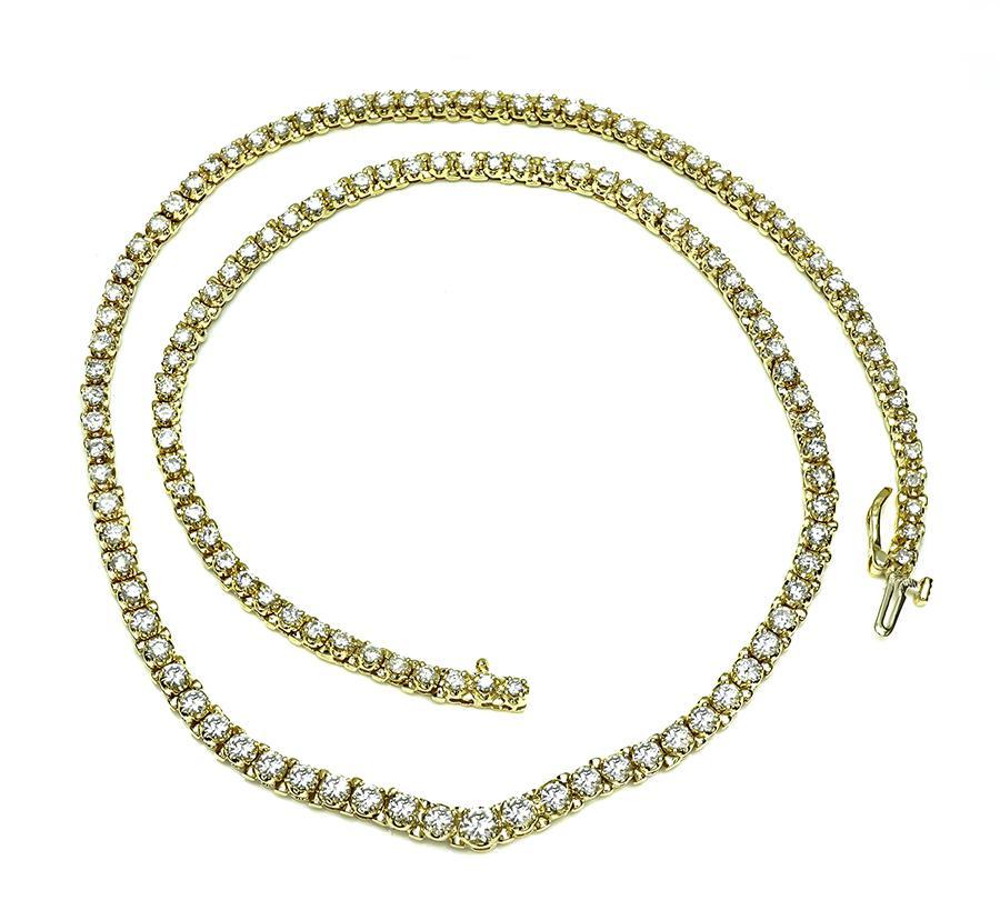 Questa è una splendida collana tennis in oro giallo 14k. La collana è incastonata con scintillanti diamanti a taglio rotondo che pesano circa 9.50 carati. Il colore dei diamanti è H con purezza SI1. La collana ha una larghezza che si assottiglia da
