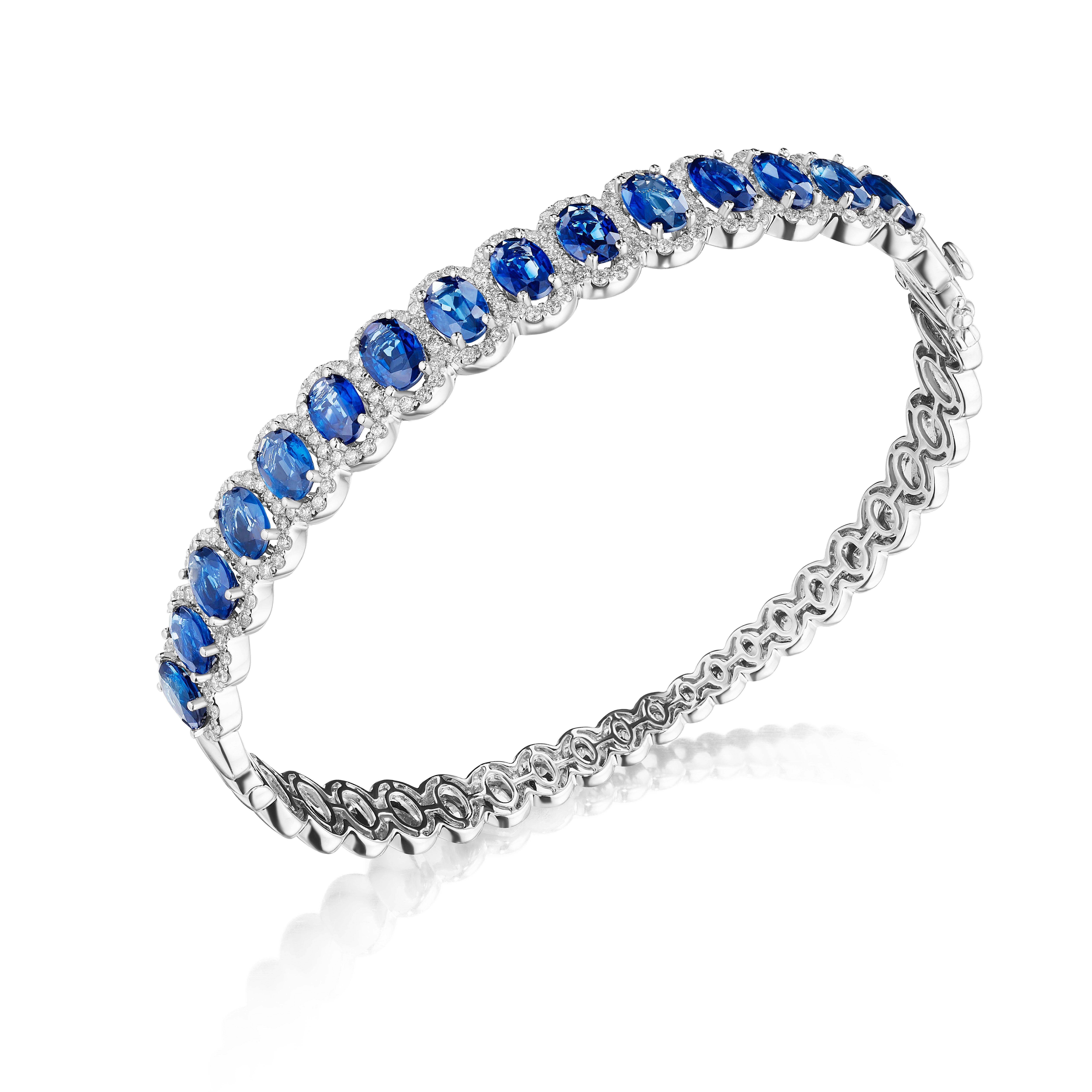 Contemporain Bracelet jonc en or 14 carats, saphir ovale et diamant rond de 9,50 carats en vente
