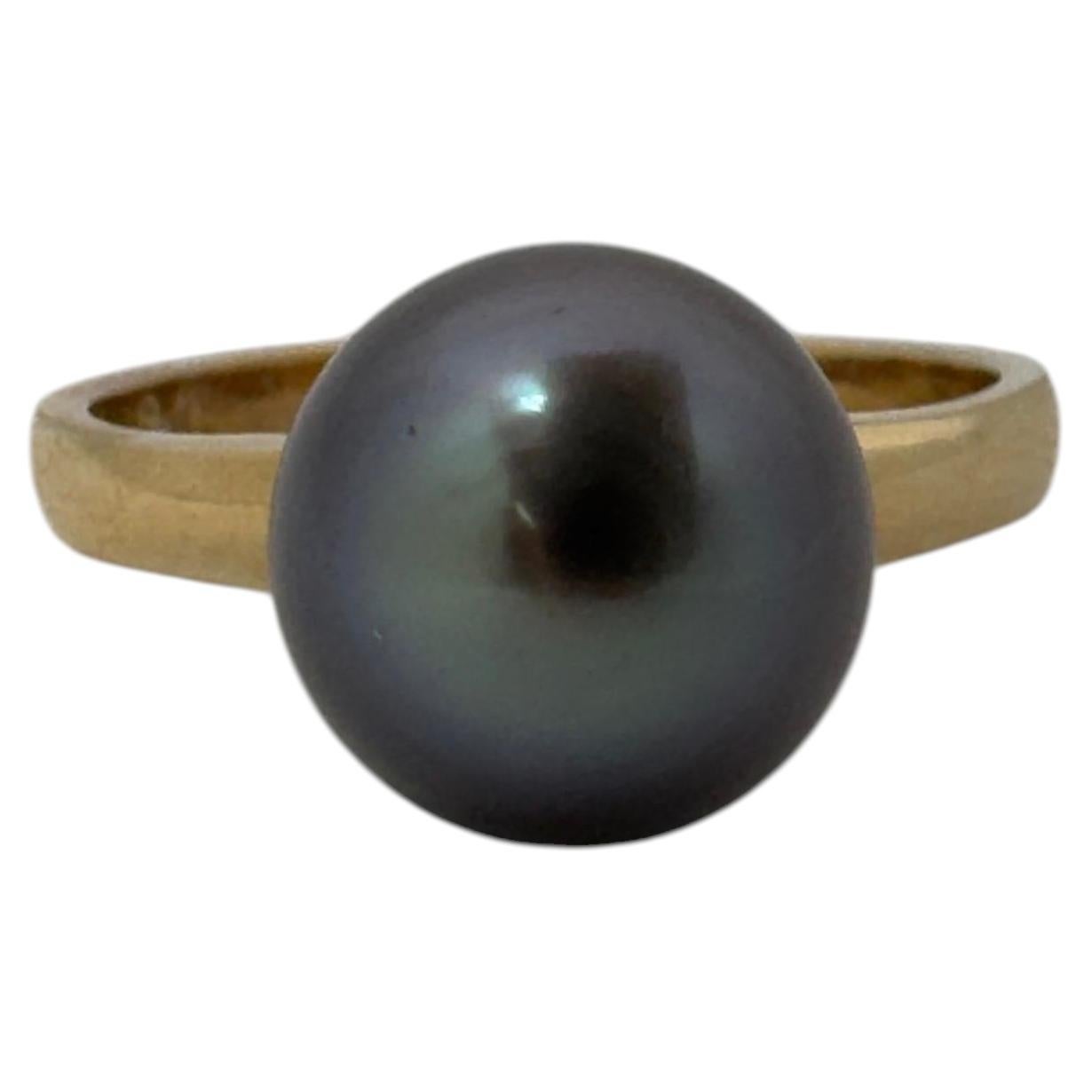 9.50mm Black Tahitian Round Pearl on 2.6mm 14 Karat Yellow Gold Band For Sale