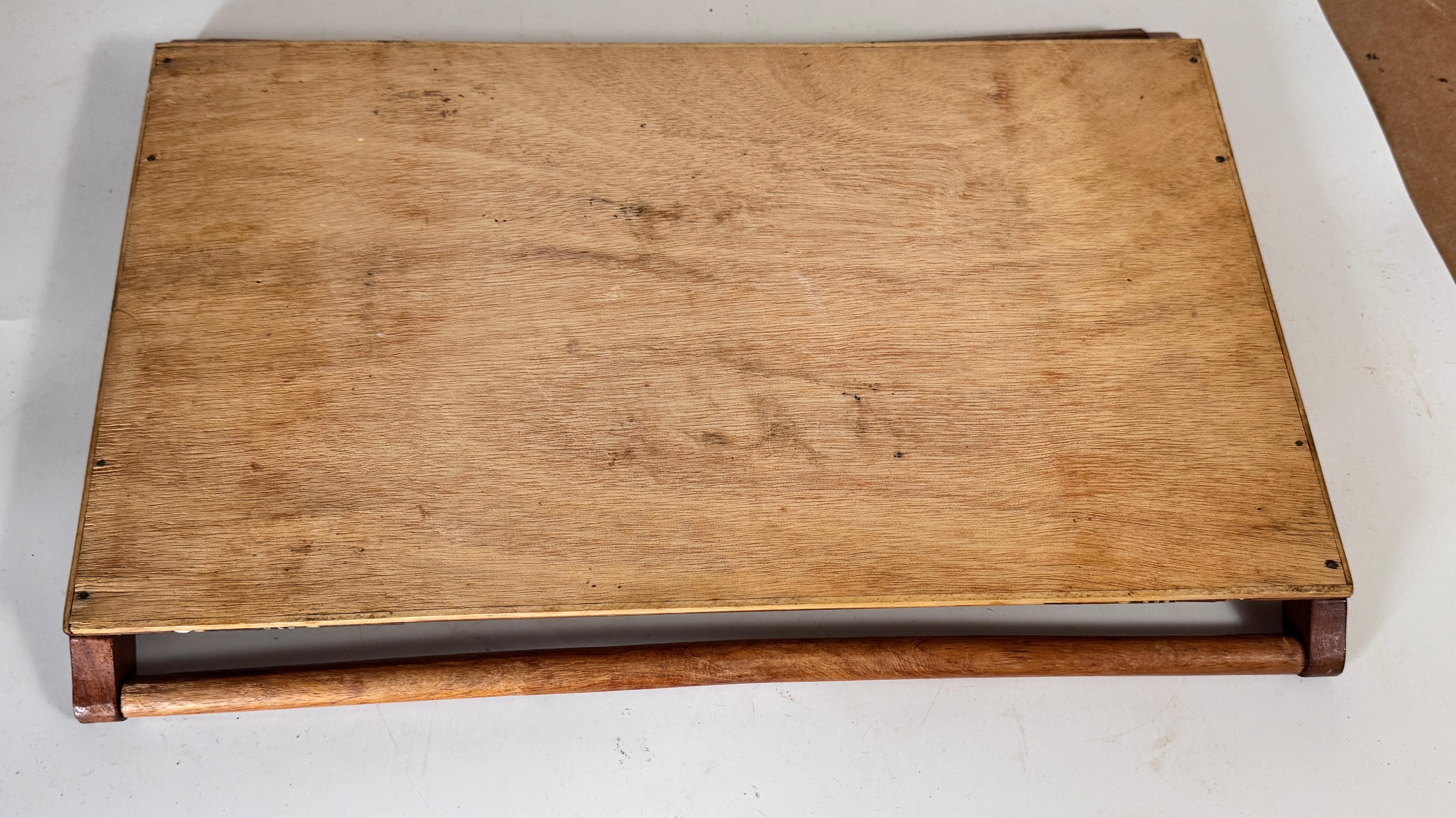 Französisches Intarsien-Tablett aus dem Jahr 950 - Traditionelles Kunsthandwerk mit Winterszenen im Angebot 3