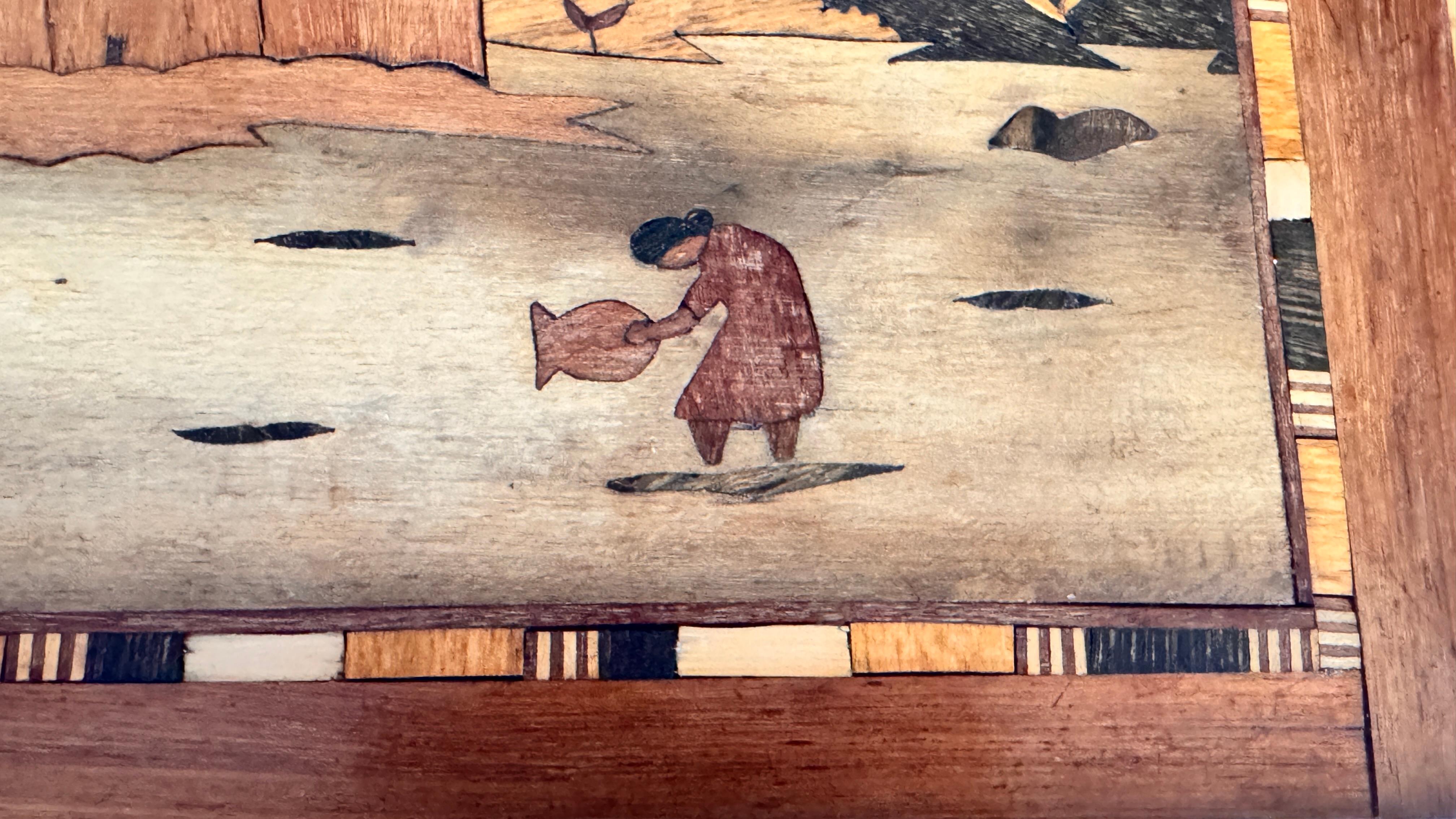 Französisches Intarsien-Tablett aus dem Jahr 950 - Traditionelles Kunsthandwerk mit Winterszenen im Angebot 4