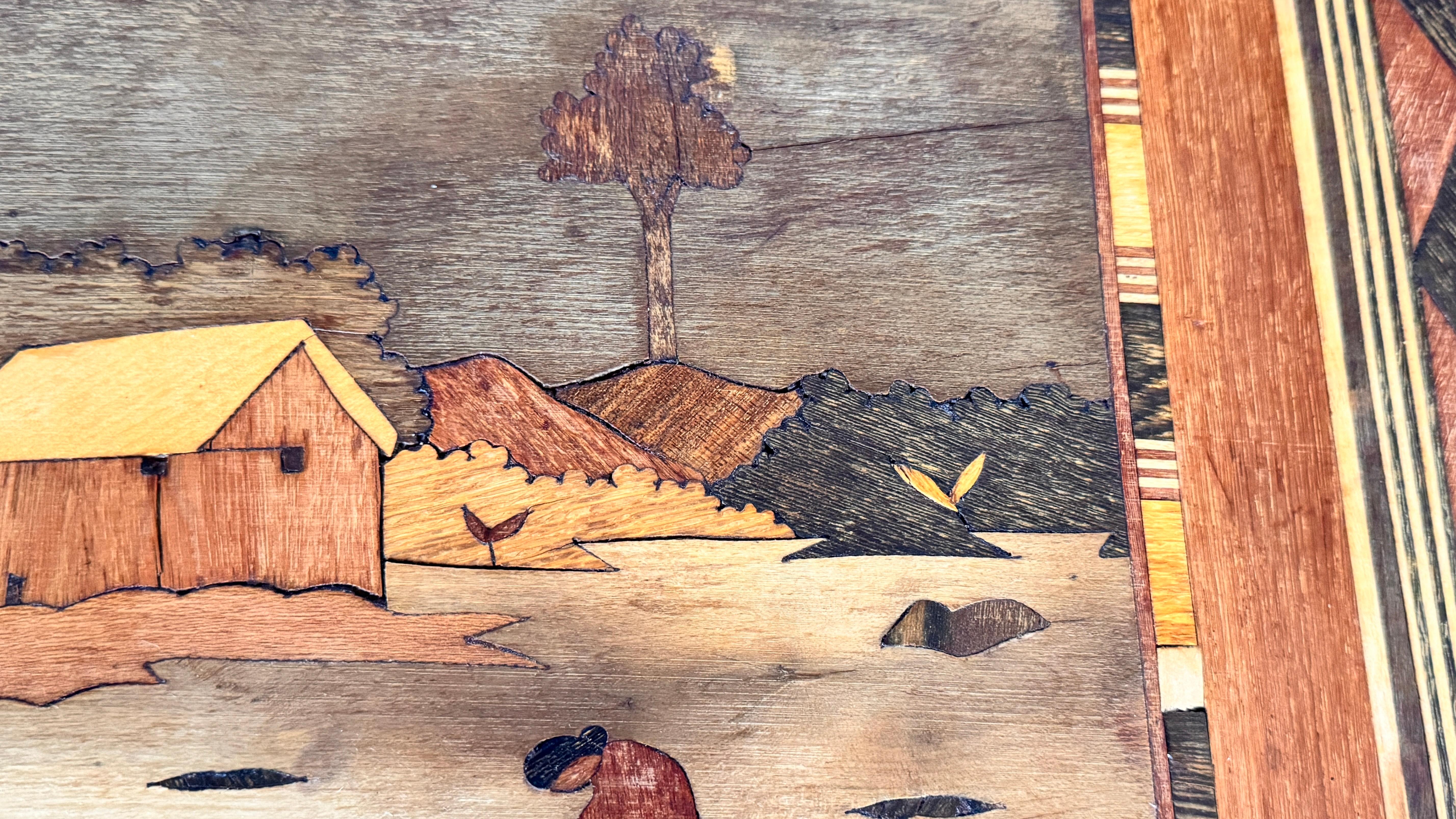 Französisches Intarsien-Tablett aus dem Jahr 950 - Traditionelles Kunsthandwerk mit Winterszenen im Angebot 5