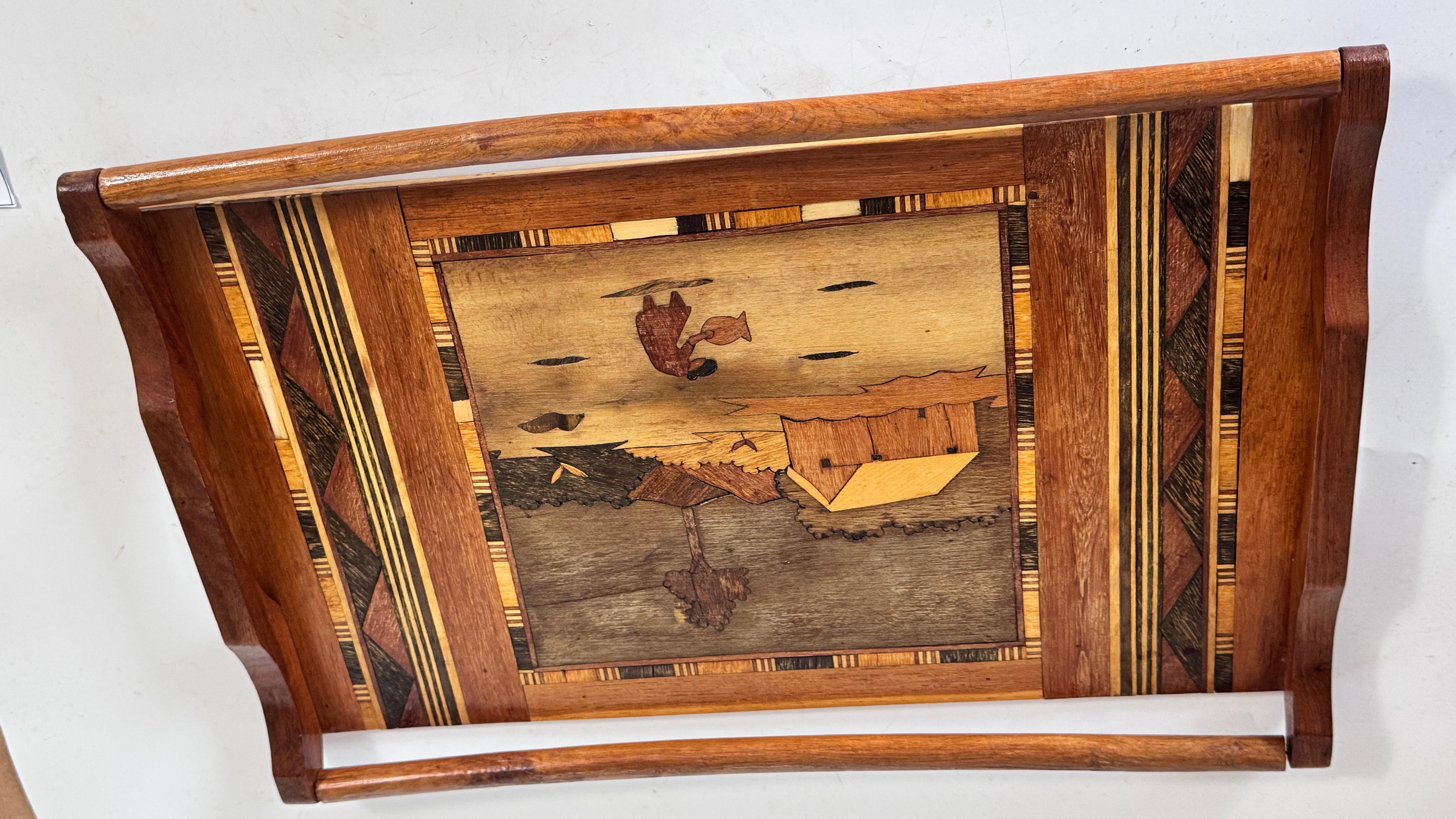 Französisches Intarsien-Tablett aus dem Jahr 950 - Traditionelles Kunsthandwerk mit Winterszenen (Marketerie) im Angebot