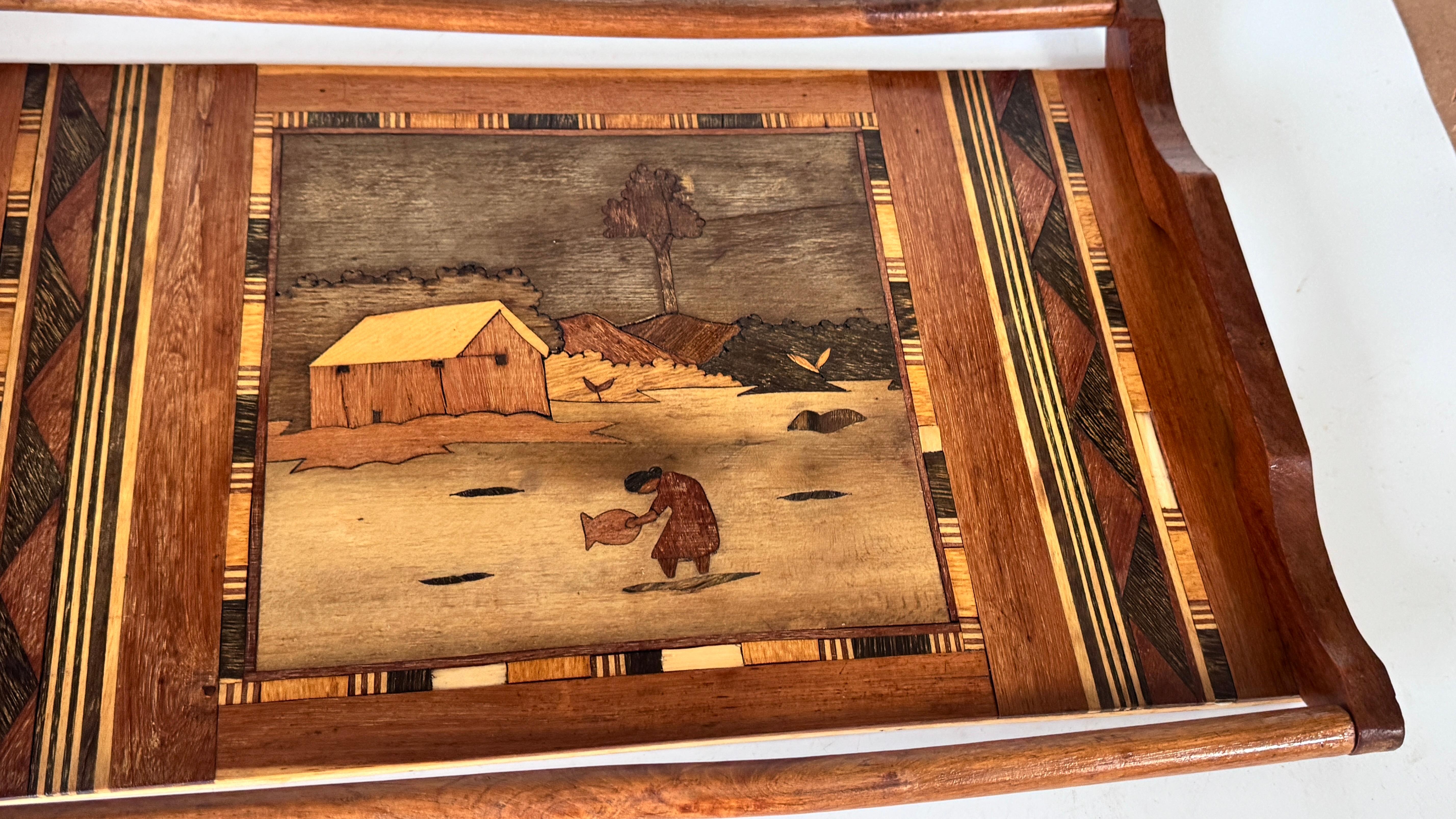 Französisches Intarsien-Tablett aus dem Jahr 950 - Traditionelles Kunsthandwerk mit Winterszenen (Mitte des 20. Jahrhunderts) im Angebot