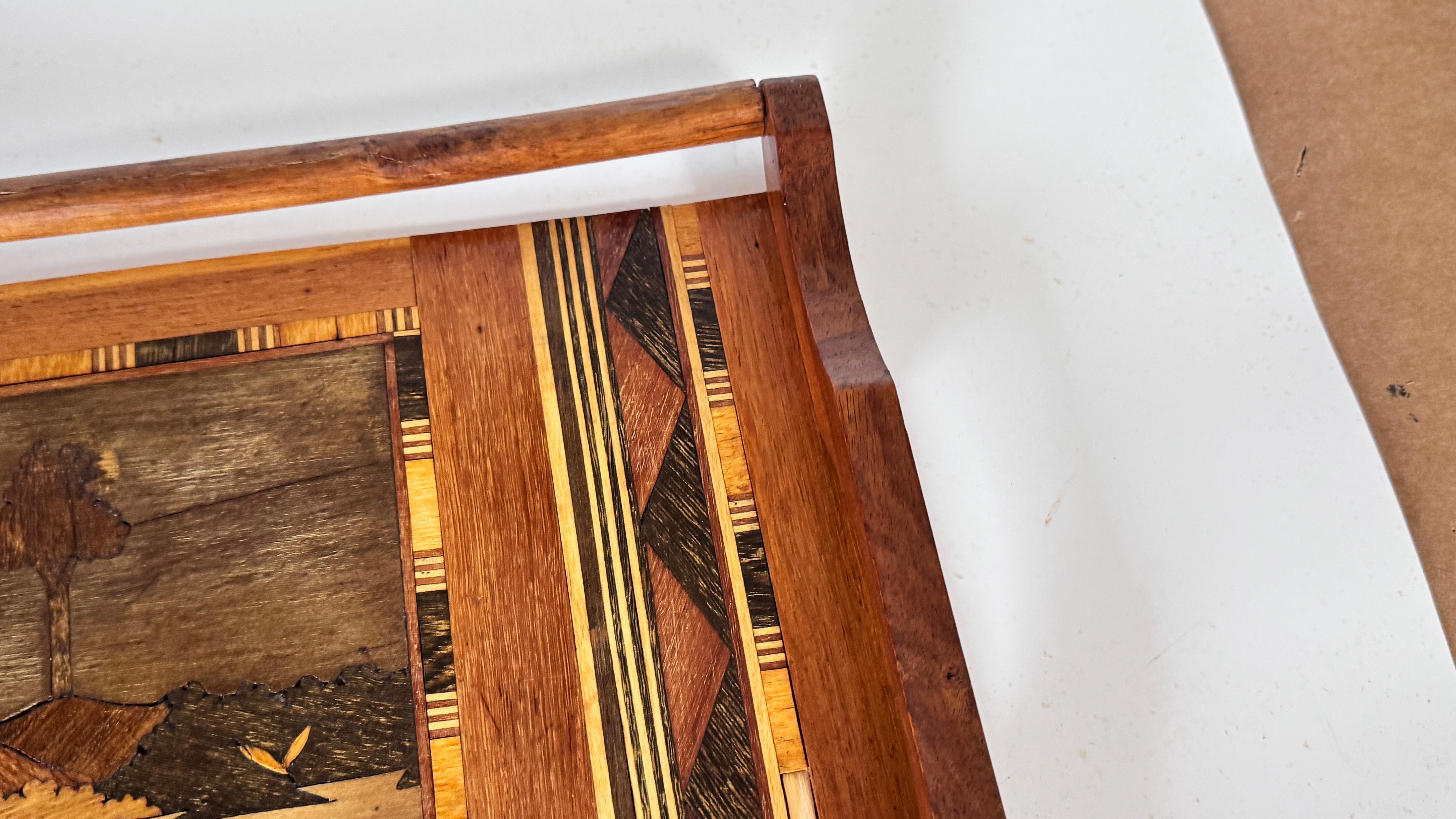 Französisches Intarsien-Tablett aus dem Jahr 950 - Traditionelles Kunsthandwerk mit Winterszenen (Holz) im Angebot