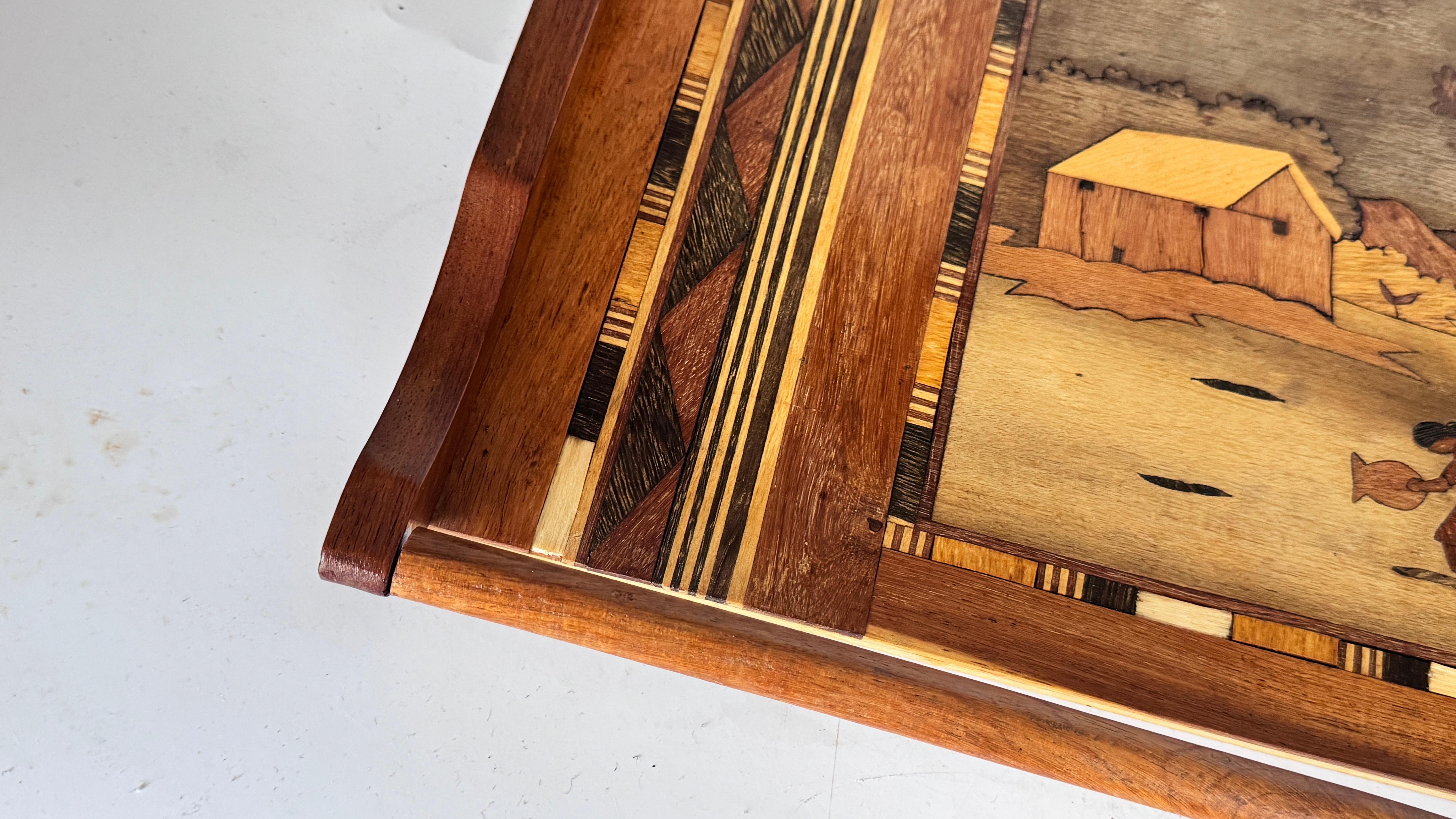 Französisches Intarsien-Tablett aus dem Jahr 950 - Traditionelles Kunsthandwerk mit Winterszenen im Angebot 1