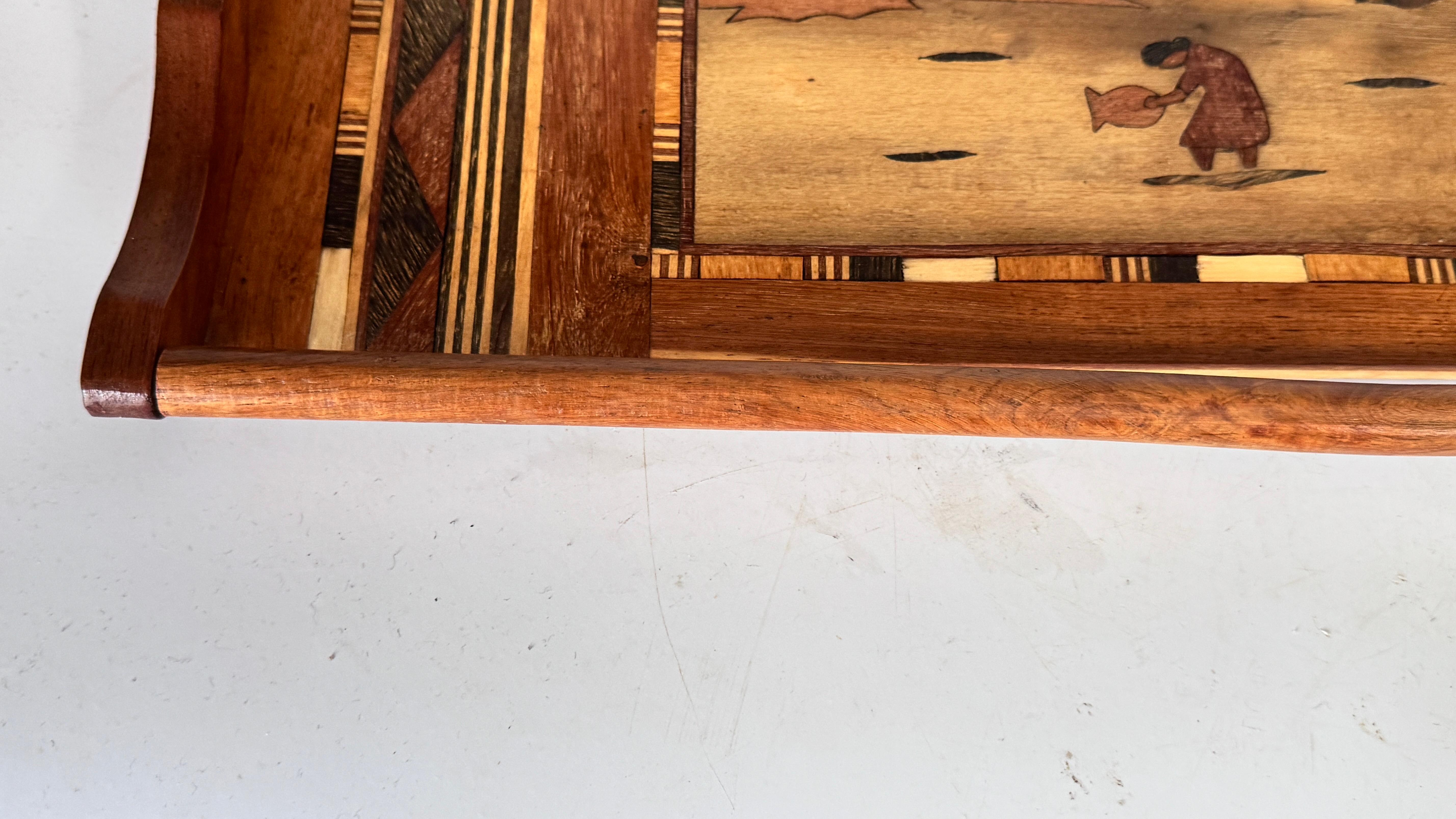 Französisches Intarsien-Tablett aus dem Jahr 950 - Traditionelles Kunsthandwerk mit Winterszenen im Angebot 2