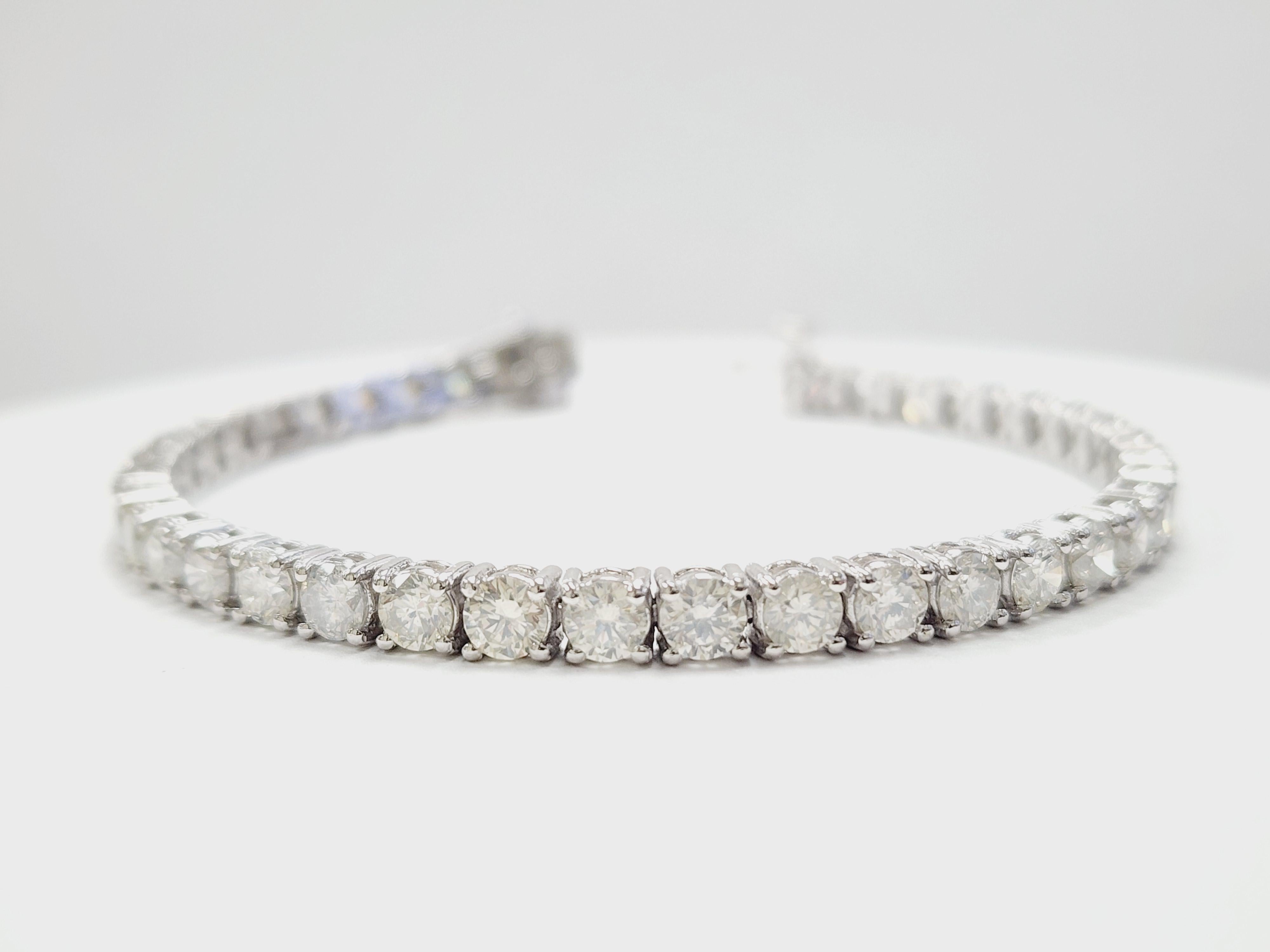 Wunderschönes Qualitäts-Tennisarmband, weiße Diamanten im runden Brillantschliff mit ausgezeichnetem Glanz!
14 Karat Weißgold im klassischen Vierzack-Stil für maximale Lichtbrillanz.

Länge: 7 Zoll
Farbpalette: H
Reinheitsbereich: SI2
Breite: 4.1