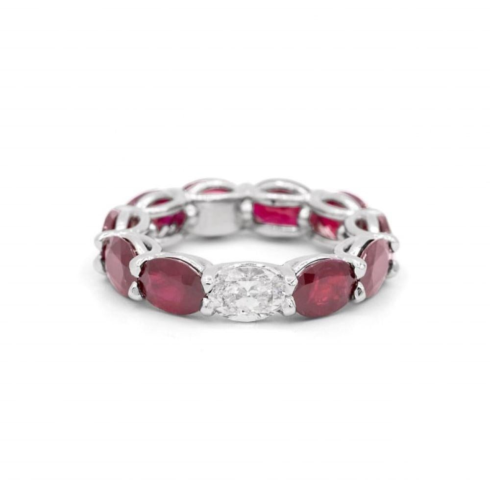 Questo bellissimo anello è caratterizzato da 10 raffinati rubini ovali del peso di 8,76 carati e da un diamante ovale del peso di 0,75 carati che può essere indossato con il lato diamante verso l'alto o verso il basso. Ambientato in Platino.
Misura