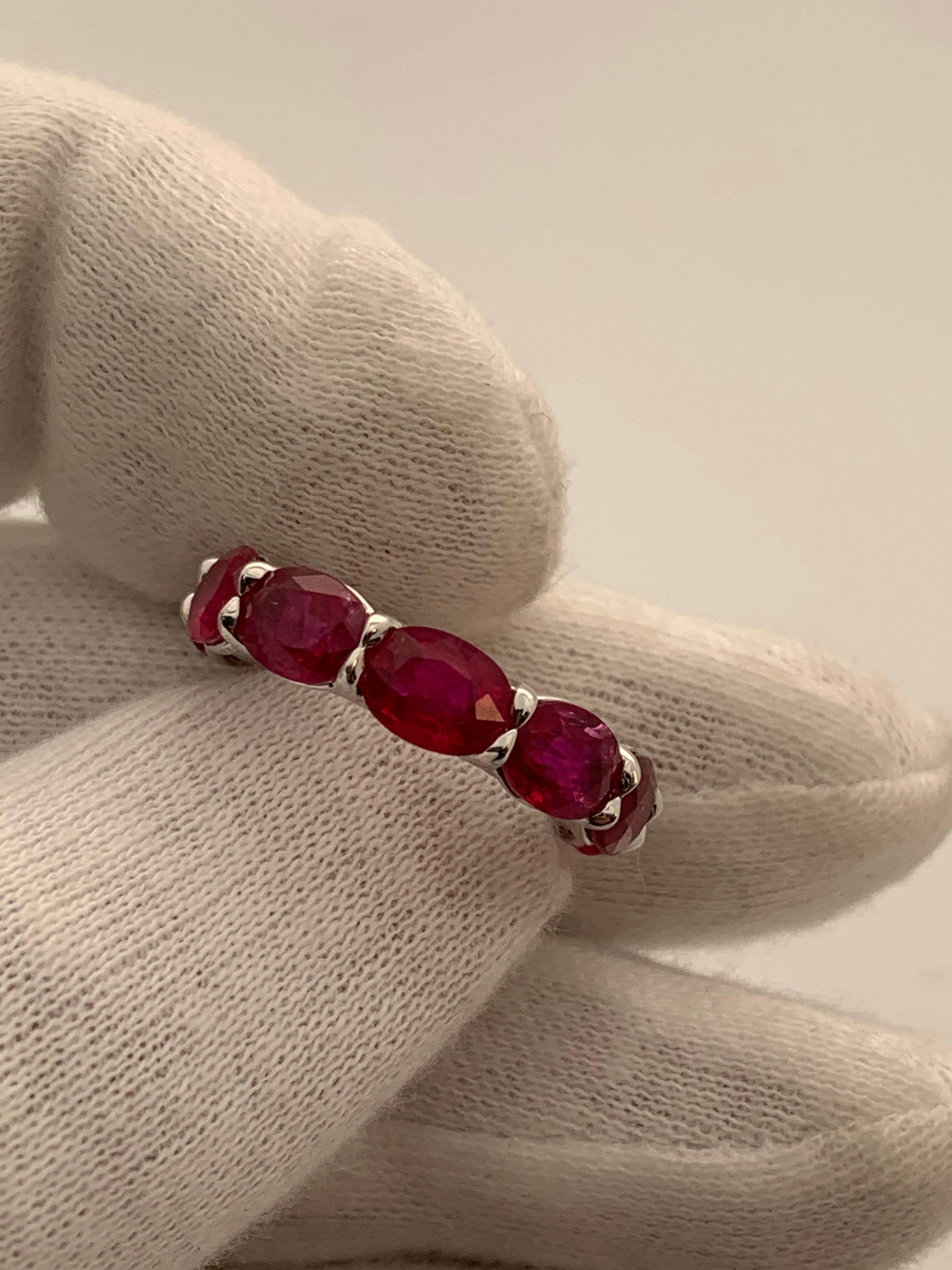 Taglio ovale Anello a fascia di eternità est-ovest con rubino e diamante ovale da 9,51 carati in vendita