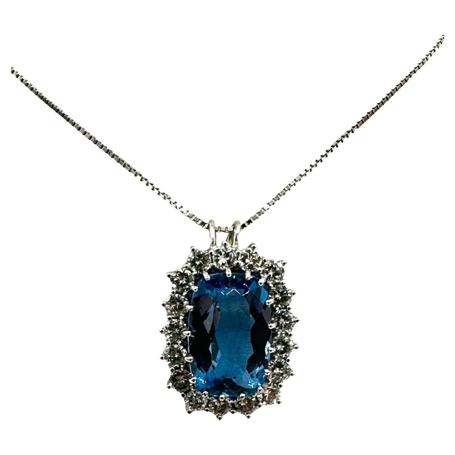 Pendentif en or blanc 18K avec aigue-marine et diamant de 9,52 carats en forme de coussin