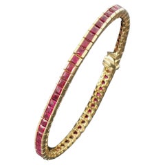 Bracelet de tennis en or jaune 18 carats orné d'un rubis taille princesse de 9,52 carats et serti en Channel Channel