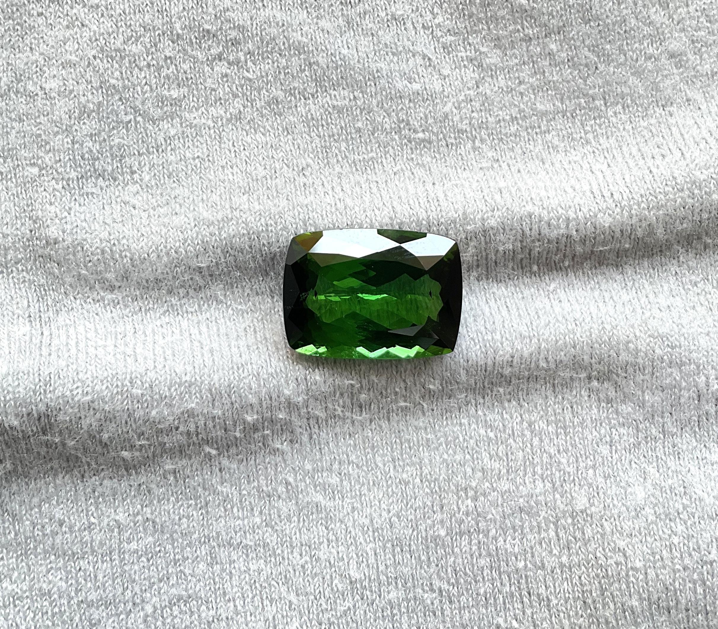Art Deco 9.52 carats Nigeria green tourmaline Top Quality cushion Cut stone natural Gem For Sale