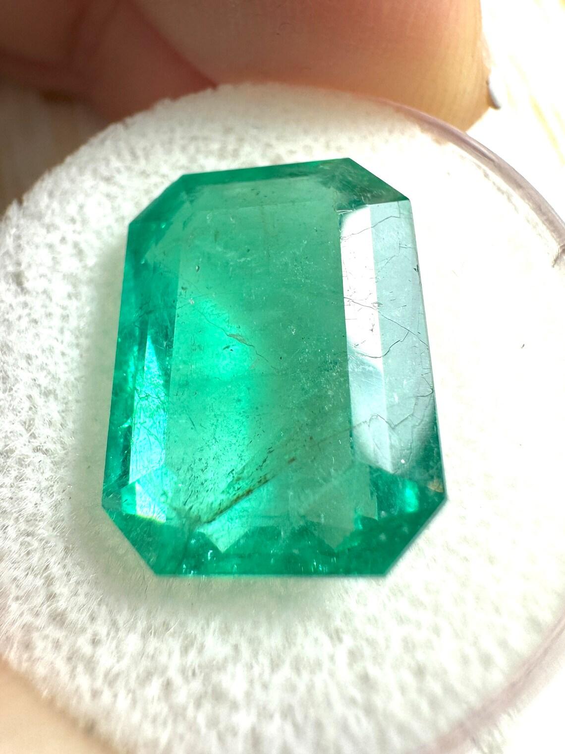 Pierre : Émeraude
Poids : 9,52 carats
Forme : Coupe émeraude
Clarté : Transparent
Lustre : Très bon
Couleur : Vert bleuté moyen
Dimensions : 15,38 mm x 11,50 mm x 7,05 mm
Origine géographique : Colombie
Traitement : Naturel, huilé

Cette pierre