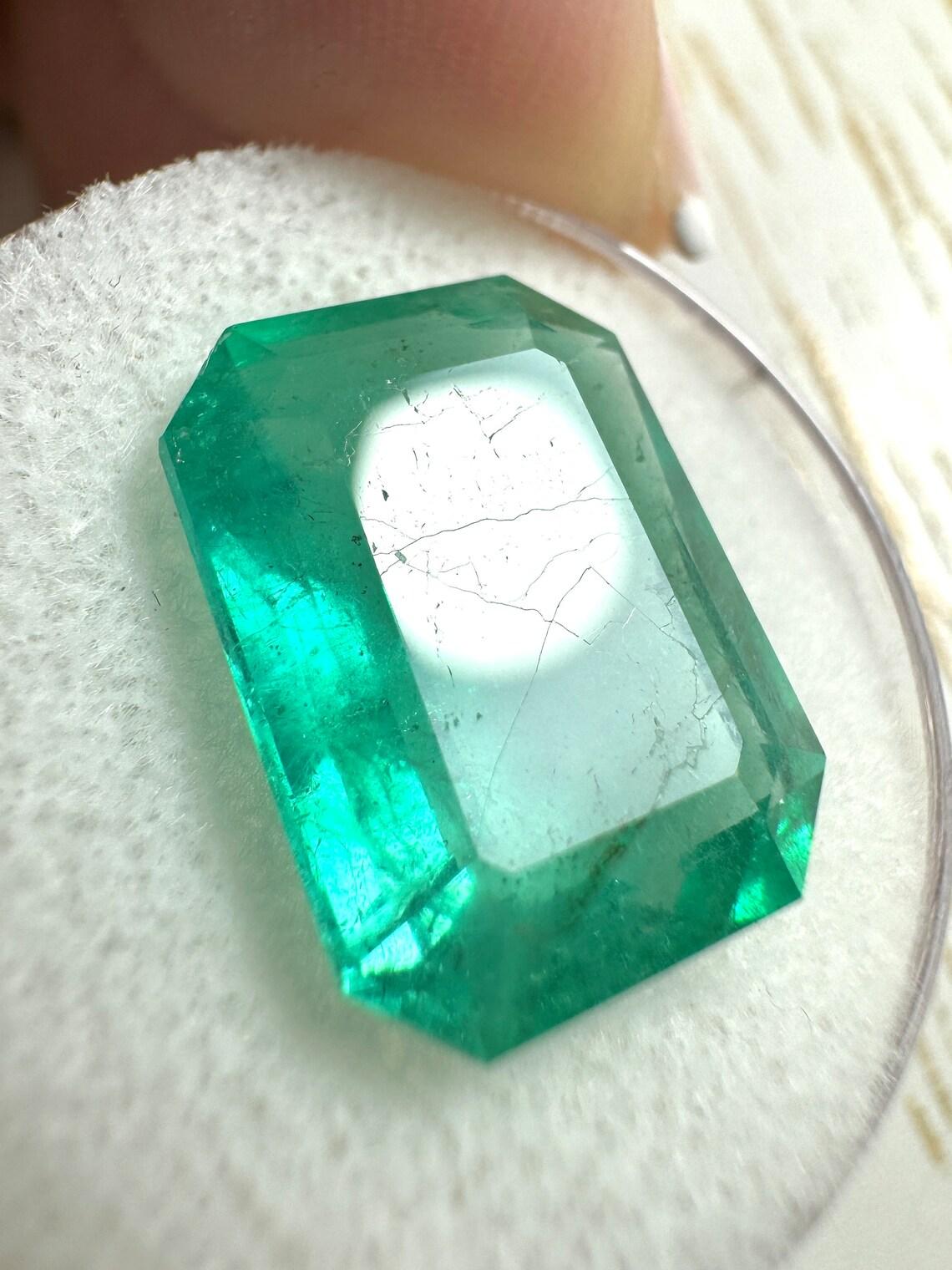 Moderne 9.52ct HUGE Emerald Cut Colombian Gem 15.4x11.5 Genuine May Birthstone (Pierre de naissance de mai) en vente