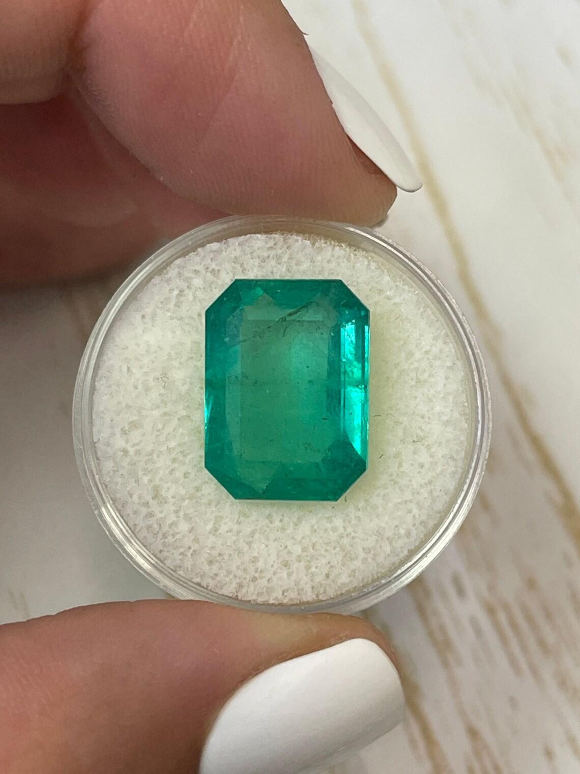 Taille émeraude 9.52ct HUGE Emerald Cut Colombian Gem 15.4x11.5 Genuine May Birthstone (Pierre de naissance de mai) en vente