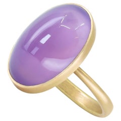 9.53 Carat Lavender Chalcedony Oval Cabochon Yellow Gold Ring, Lola Brooks, 2022