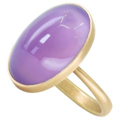 Anello in oro giallo con cabochon ovale di calcedonio lavanda da 9,53 carati, Lola Brooks, 2022