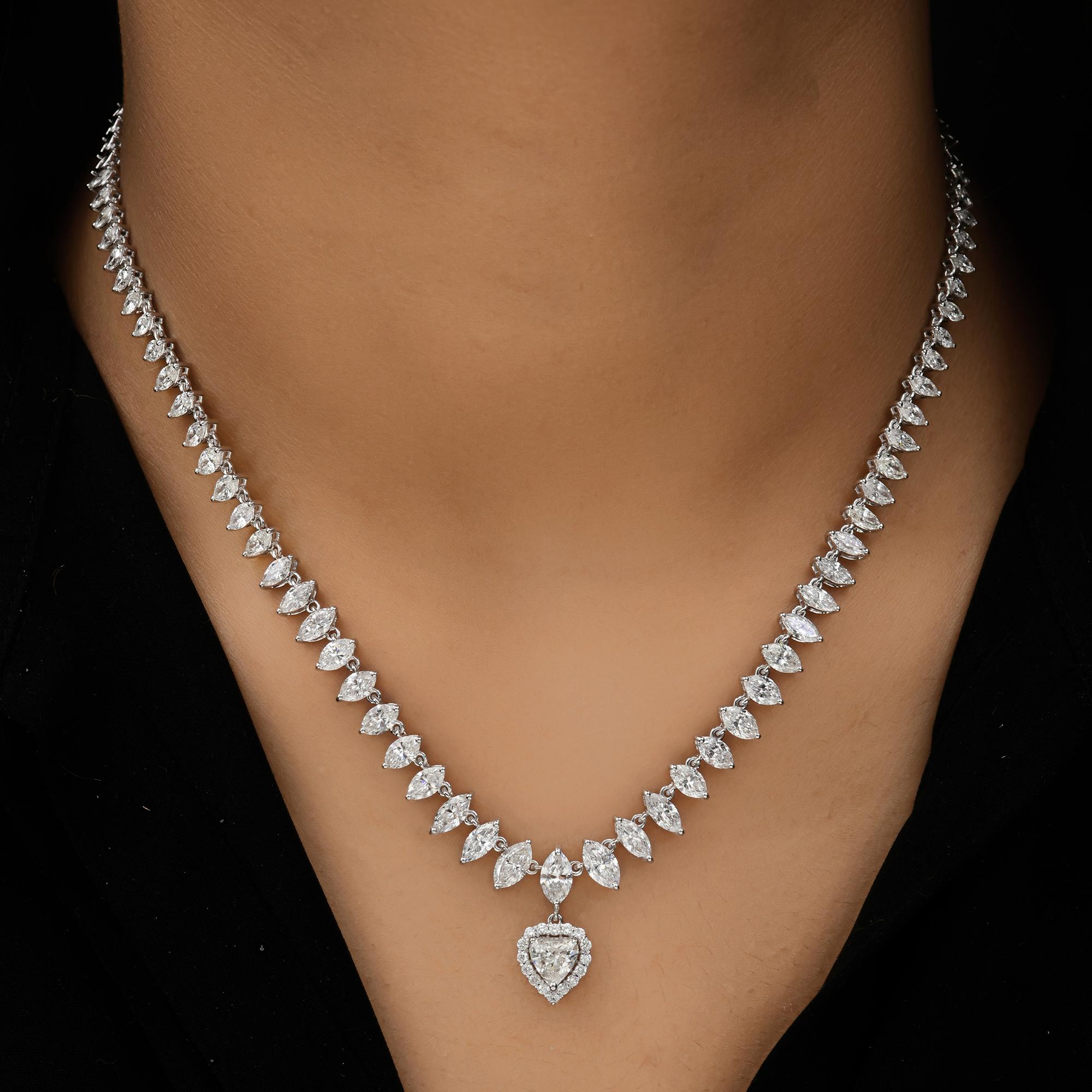Collar de oro blanco de 18 quilates con dije de corazón de diamante marquesa SI/H de 9,53 quilates
Esta impresionante pieza presenta diamantes de talla marquesa engastados en hilera con diamantes agrupados en un charm de corazón que cuelga por el