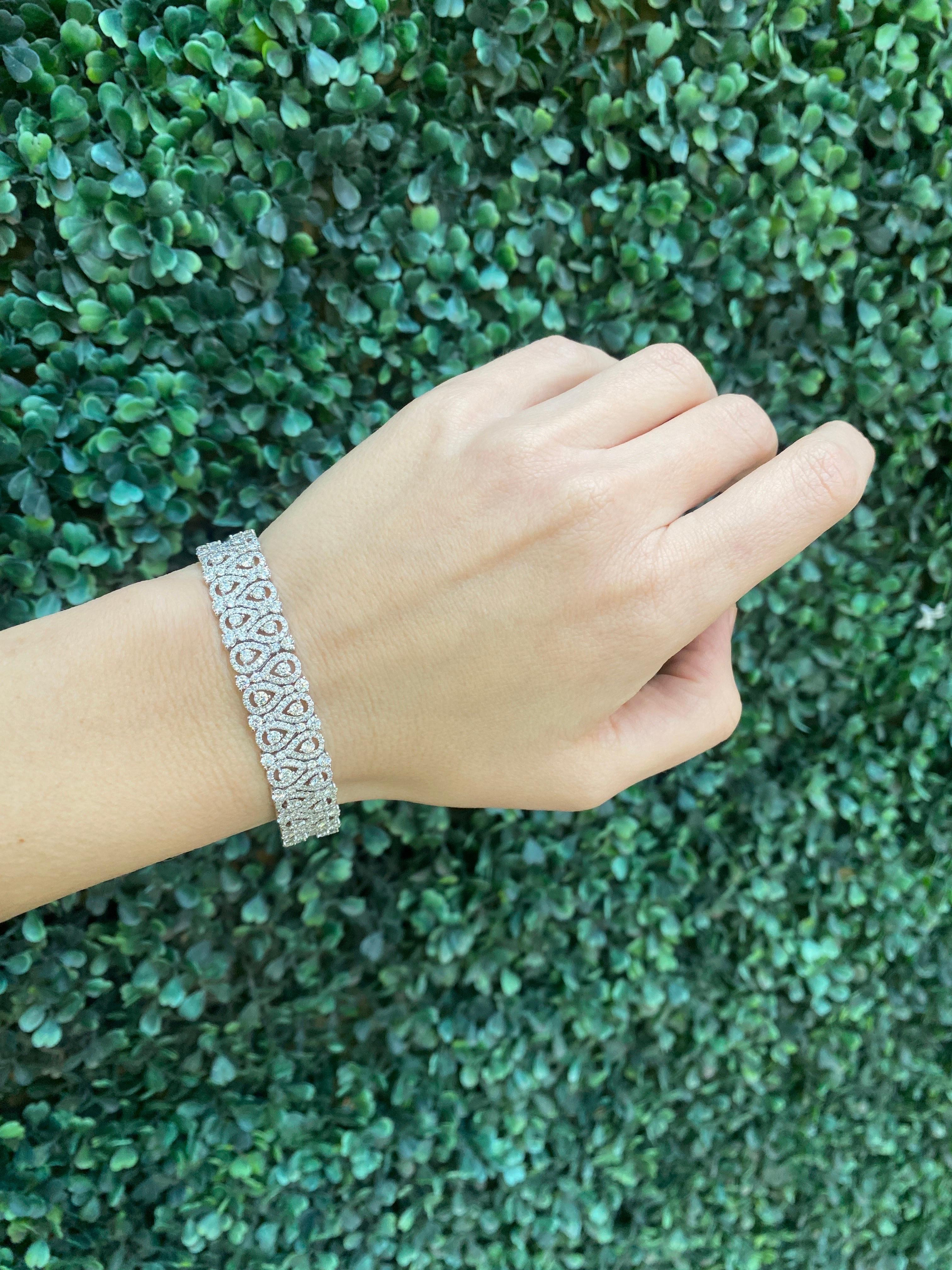 Bracelet halo en forme de poire avec diamants ronds d'un poids total de 9,53 carats en vente 5