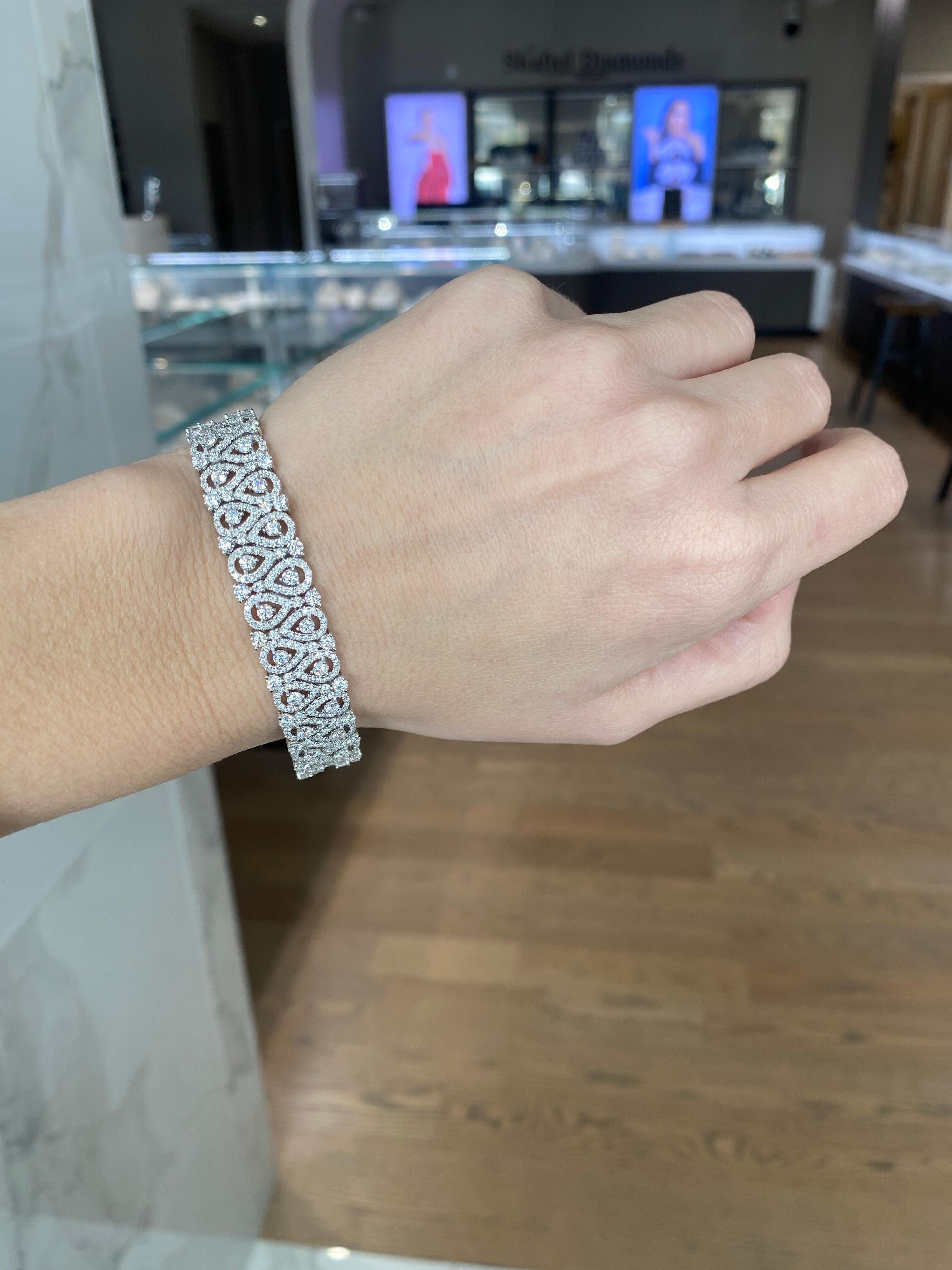 9,53 carati di peso totale di diamante rotondo a forma di pera Bracciale Halo in vendita 7