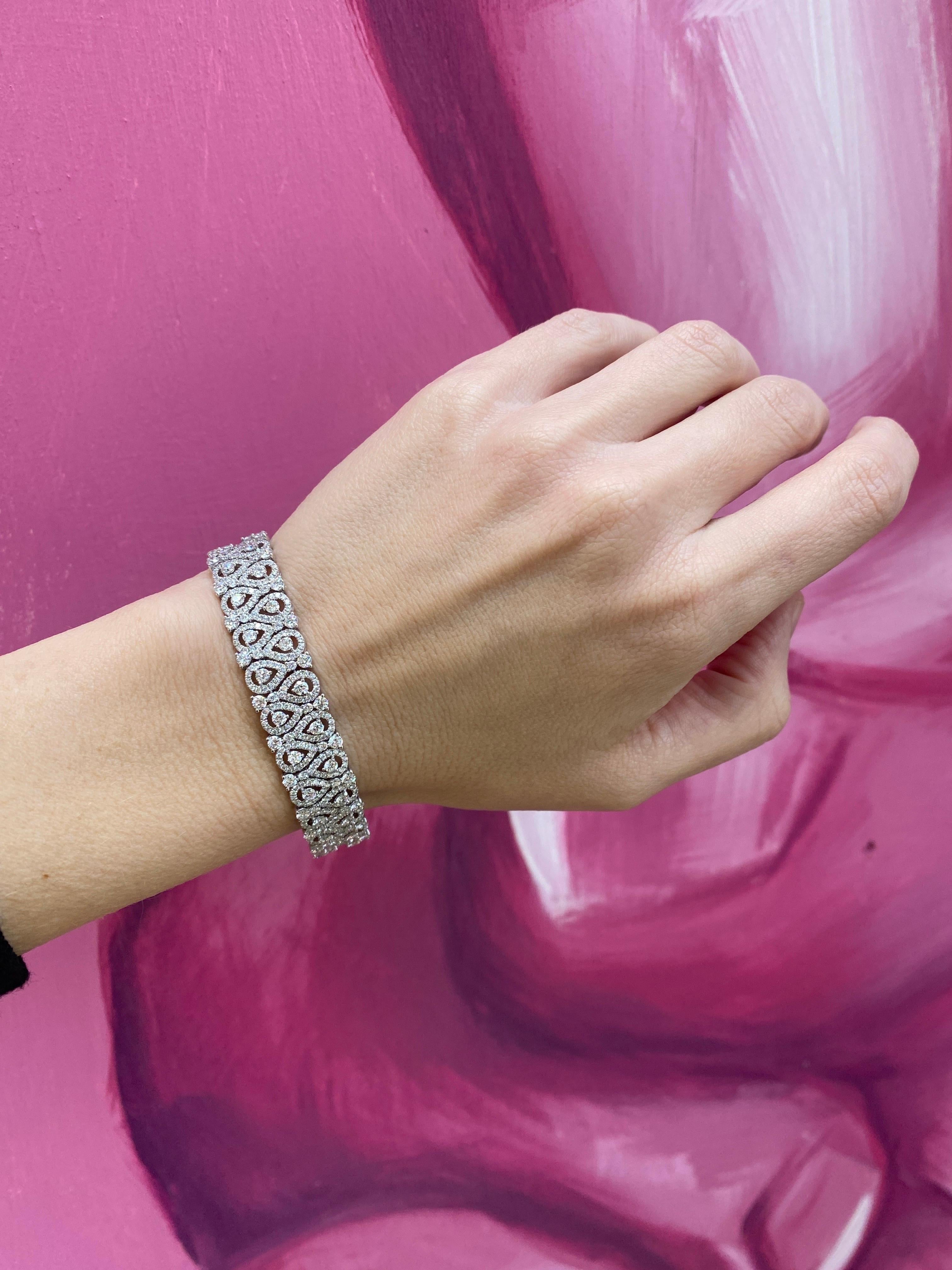 Bracelet halo en forme de poire avec diamants ronds d'un poids total de 9,53 carats en vente 8