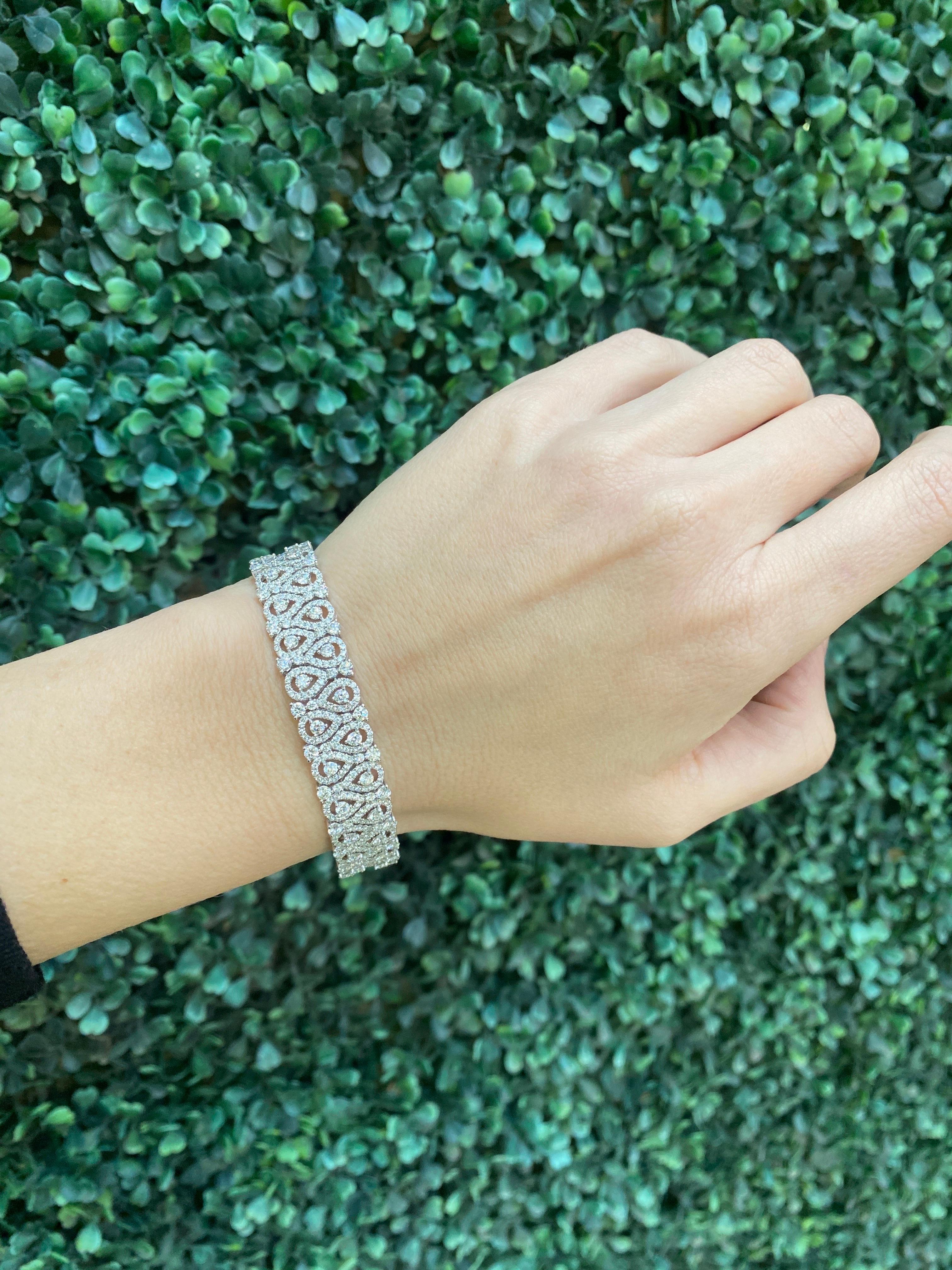Bracelet halo en forme de poire avec diamants ronds d'un poids total de 9,53 carats en vente 10