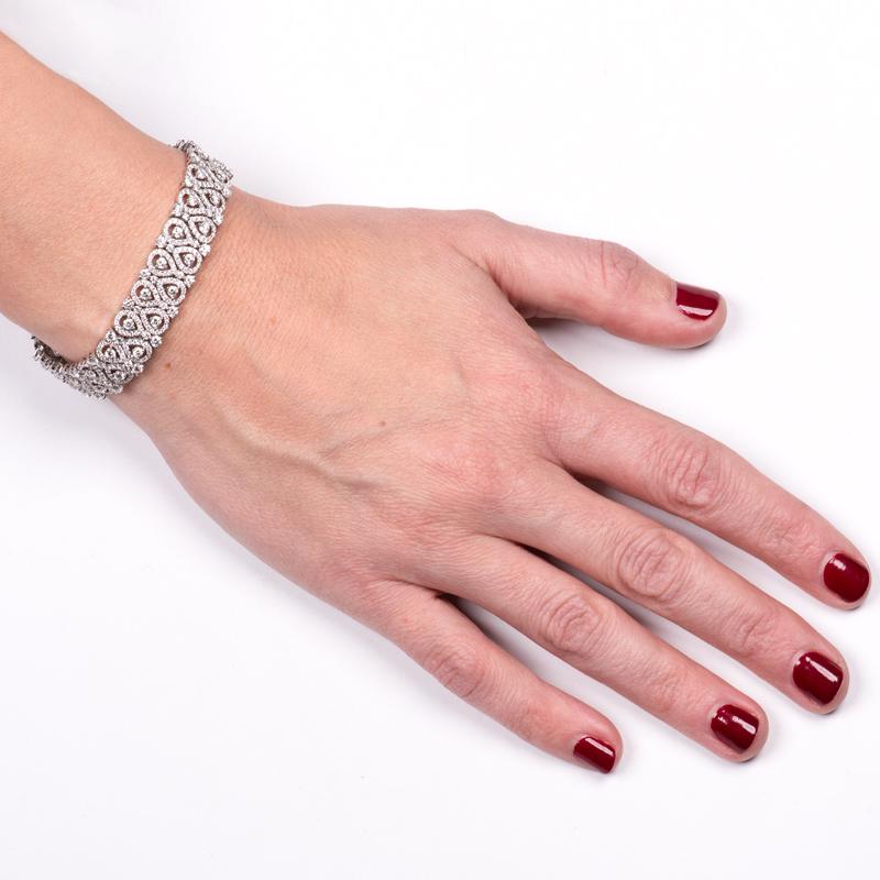 Taille ronde Bracelet halo en forme de poire avec diamants ronds d'un poids total de 9,53 carats en vente