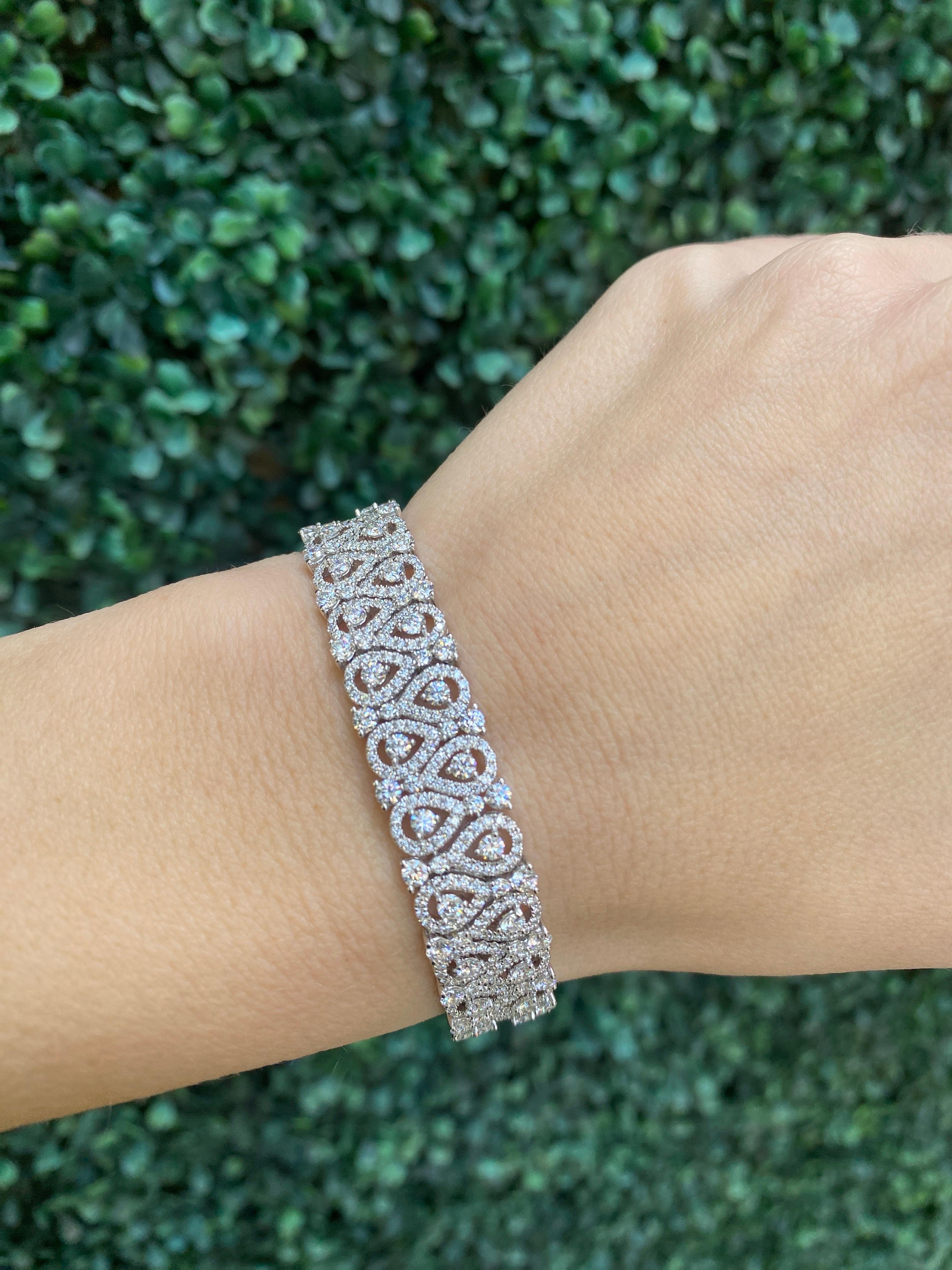 Bracelet halo en forme de poire avec diamants ronds d'un poids total de 9,53 carats Neuf - En vente à Houston, TX