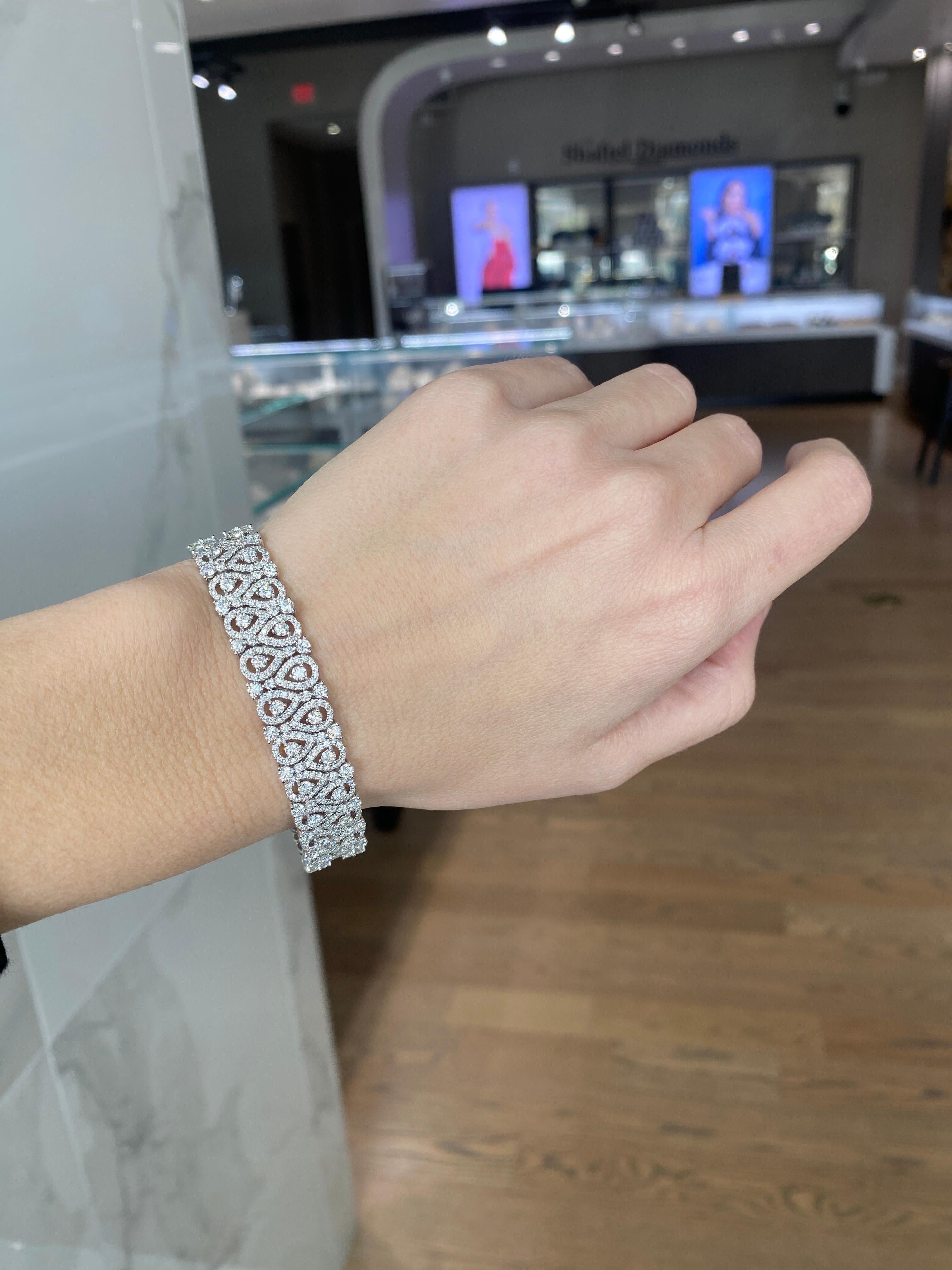 Bracelet halo en forme de poire avec diamants ronds d'un poids total de 9,53 carats Unisexe en vente