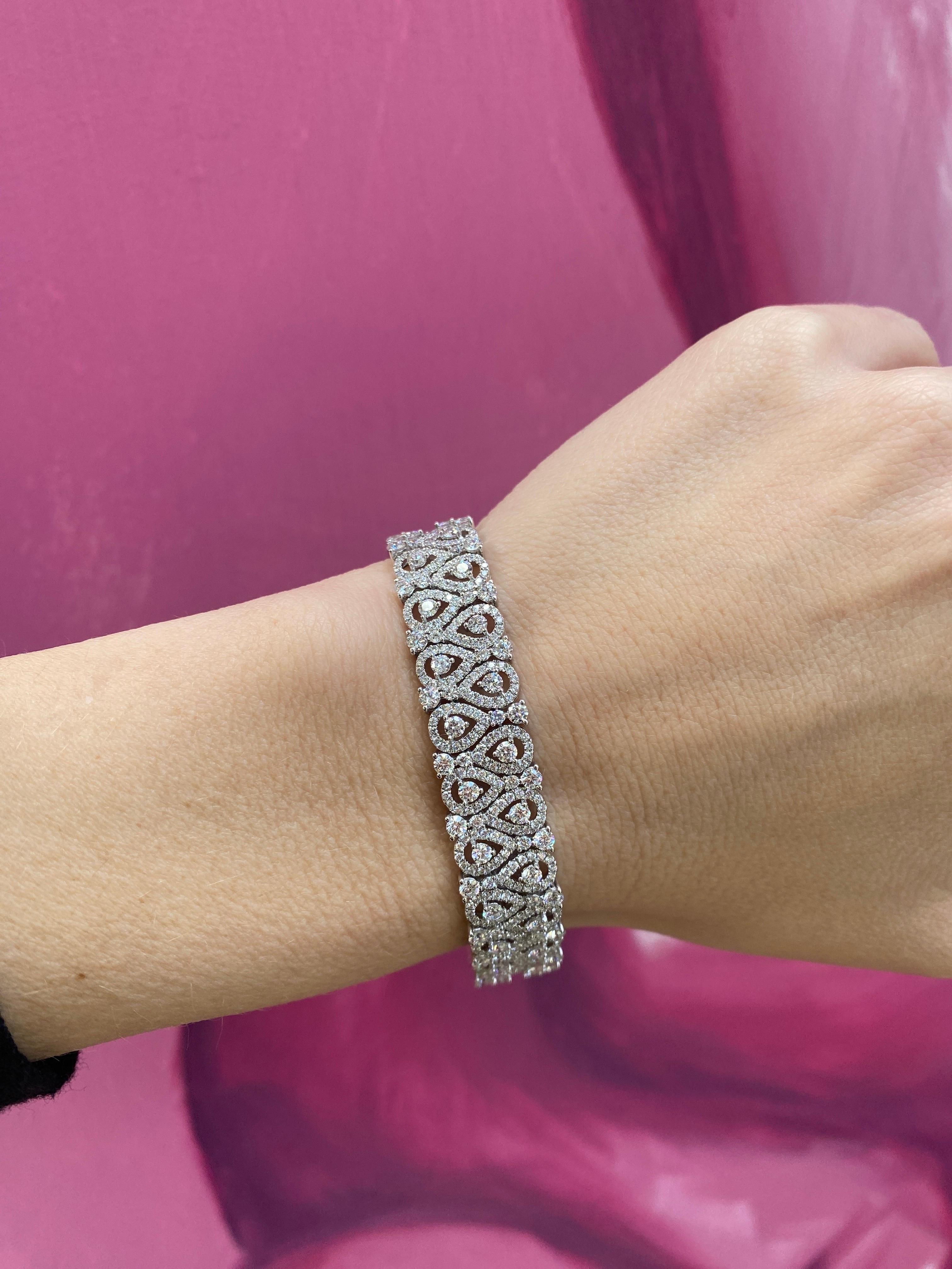 9,53 carati di peso totale di diamante rotondo a forma di pera Bracciale Halo in vendita 2