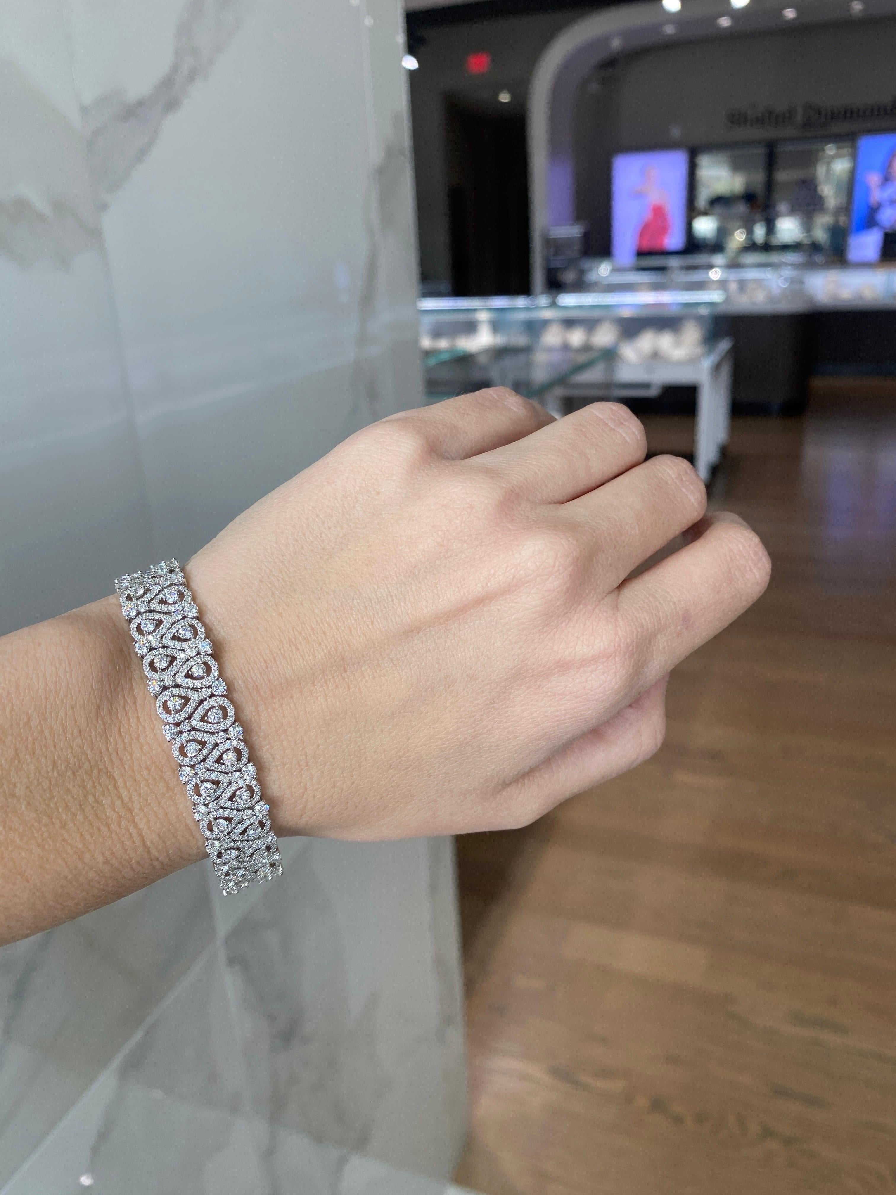 9,53 carati di peso totale di diamante rotondo a forma di pera Bracciale Halo in vendita 4
